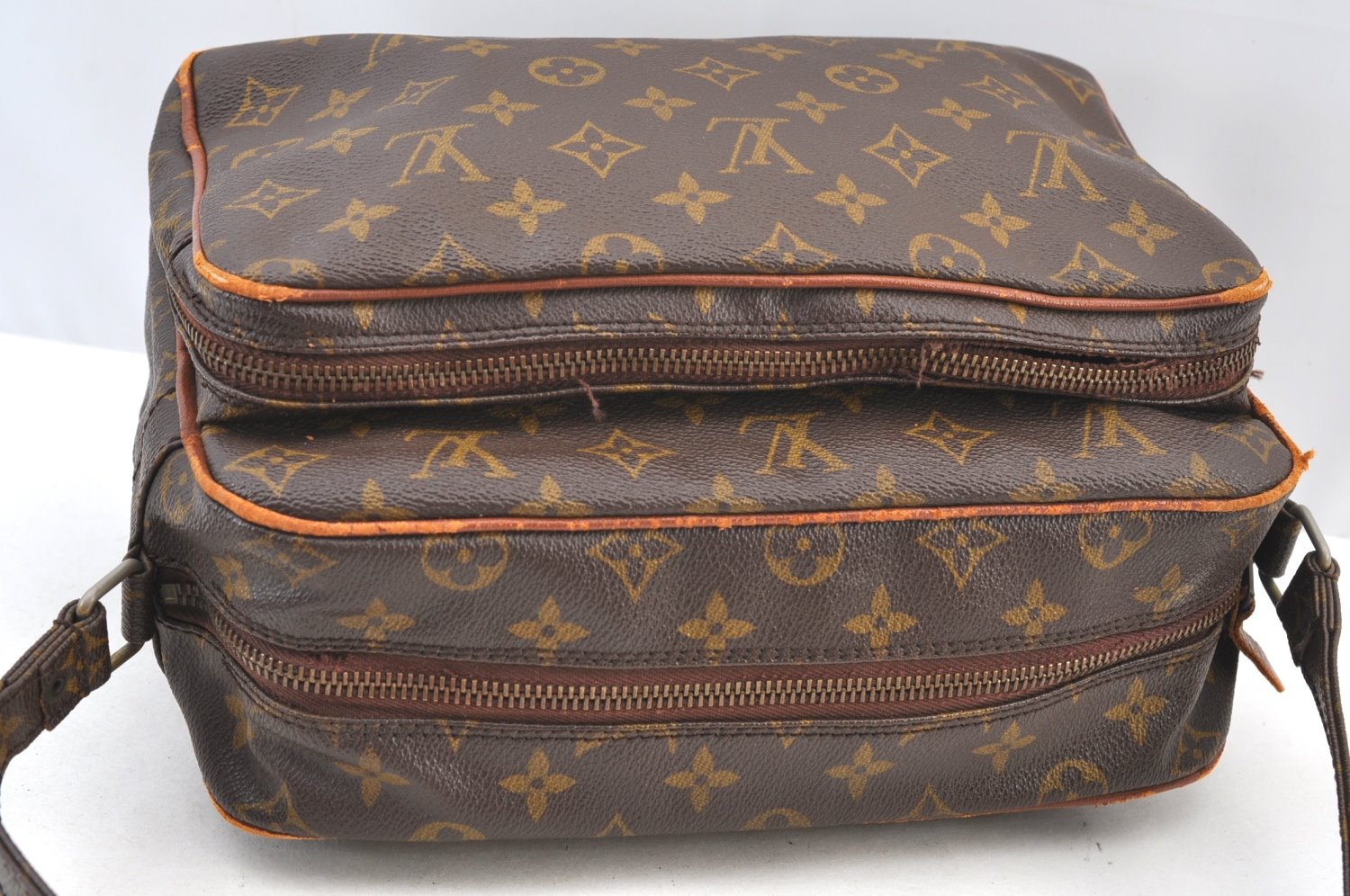 Authentic Louis Vuitton Monogram Nile Shoulder Cross Body Bag Old Model LV K5589