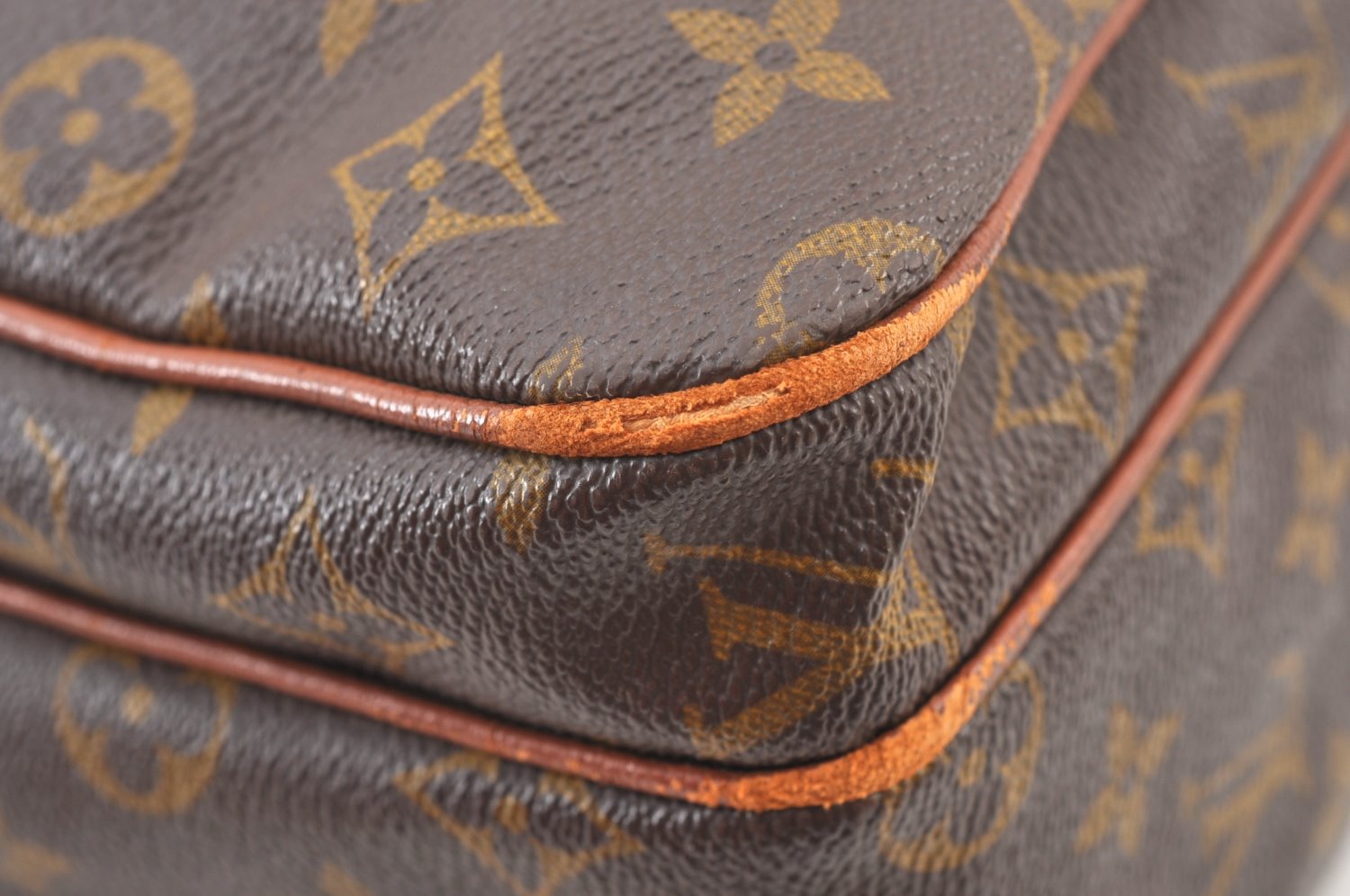 Authentic Louis Vuitton Monogram Nile Shoulder Cross Body Bag Old Model LV K5589