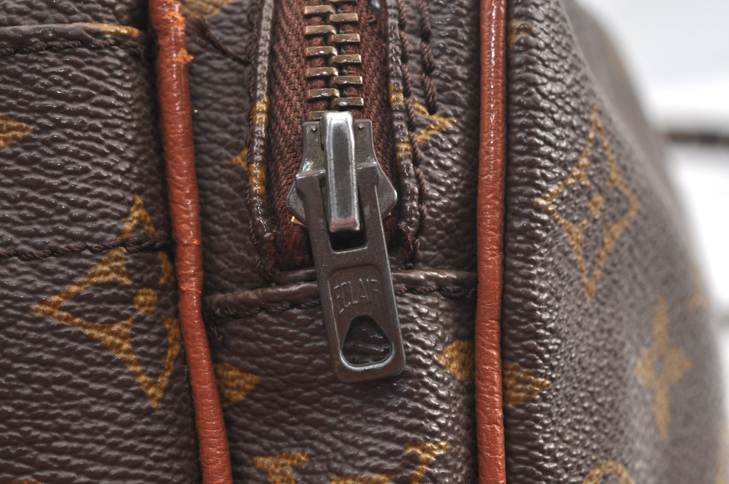 Authentic Louis Vuitton Monogram Nile Shoulder Cross Body Bag Old Model LV K5589