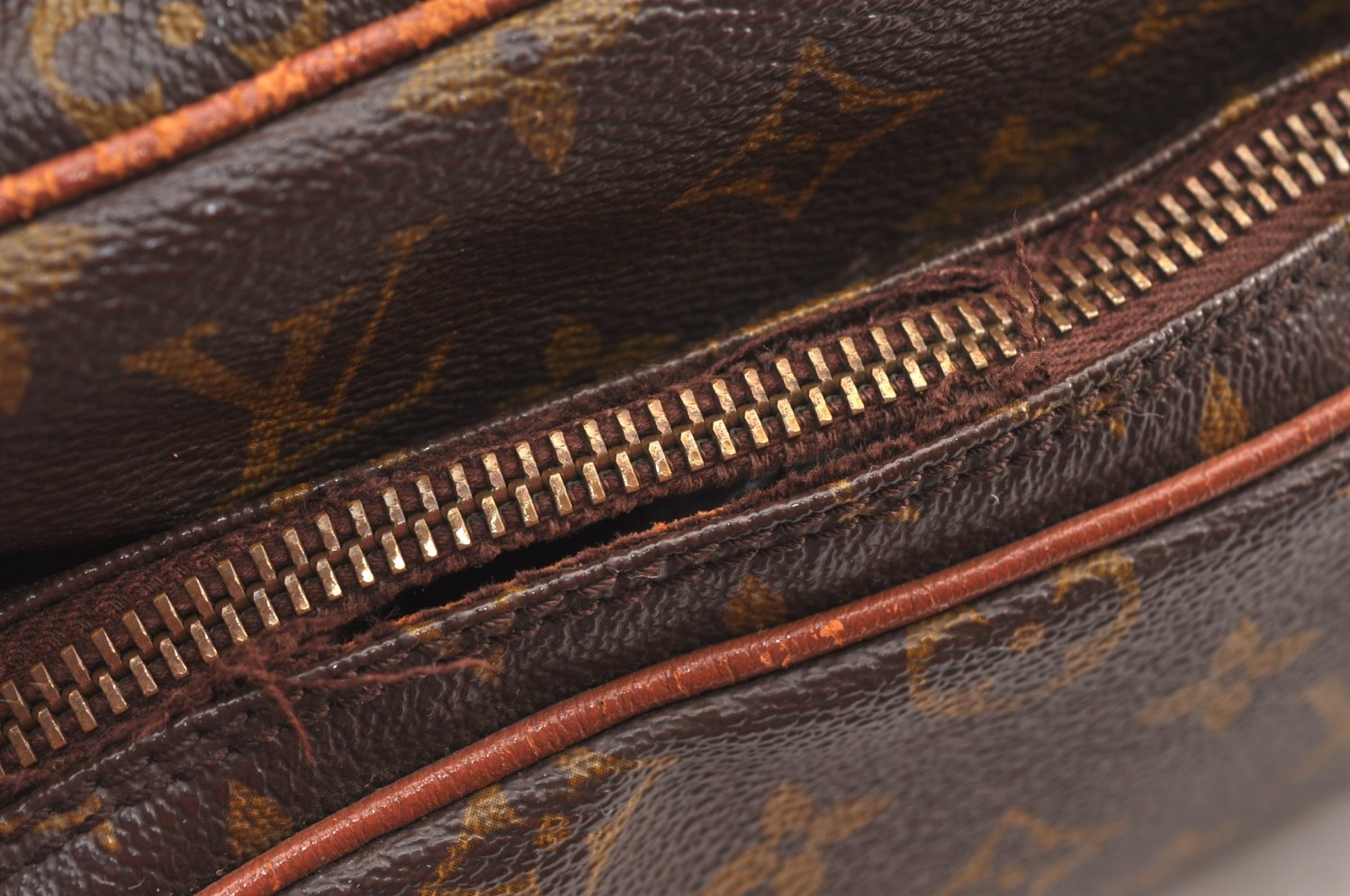 Authentic Louis Vuitton Monogram Nile Shoulder Cross Body Bag Old Model LV K5589