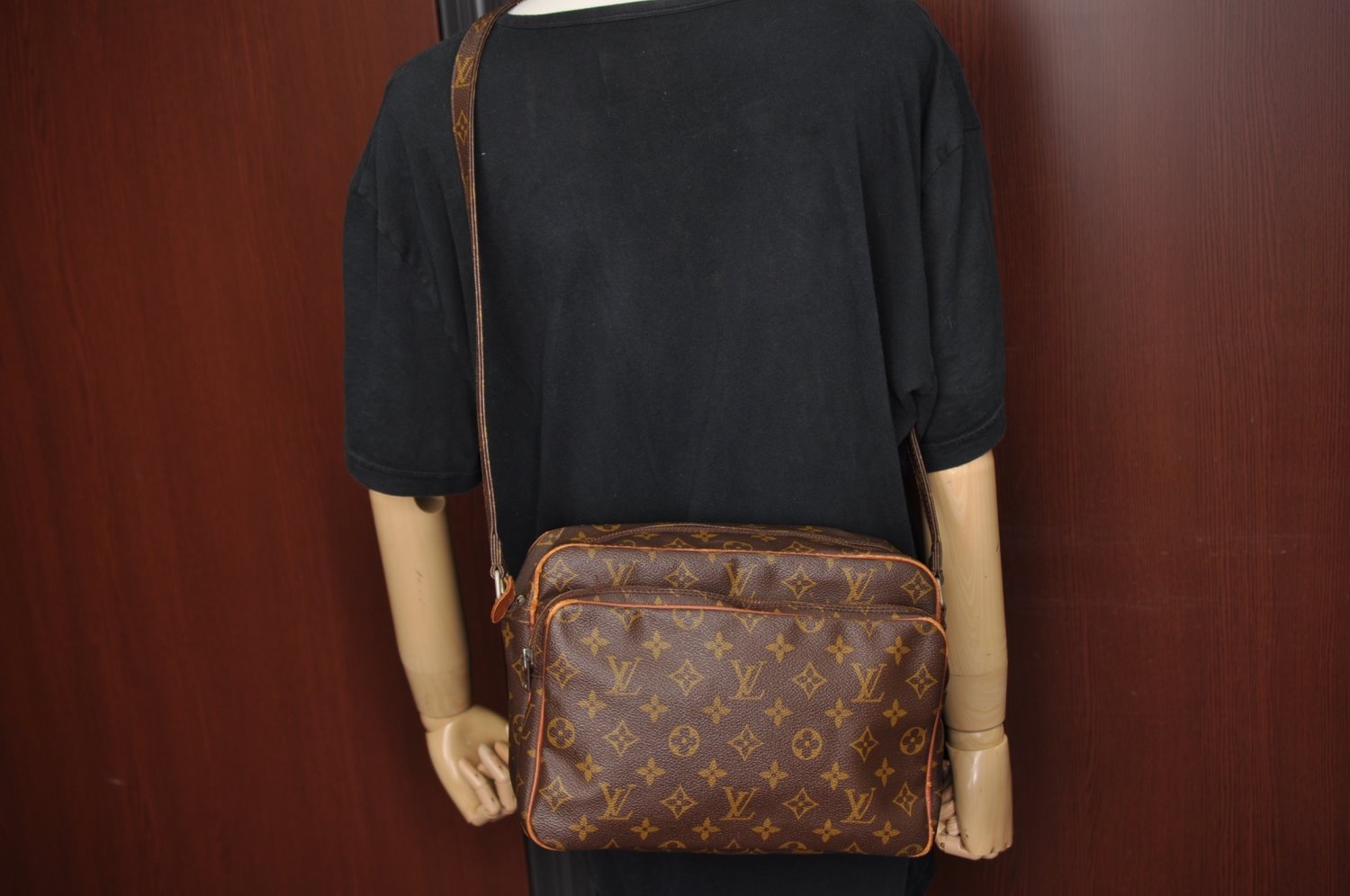 Authentic Louis Vuitton Monogram Nile Shoulder Cross Body Bag Old Model LV K5589