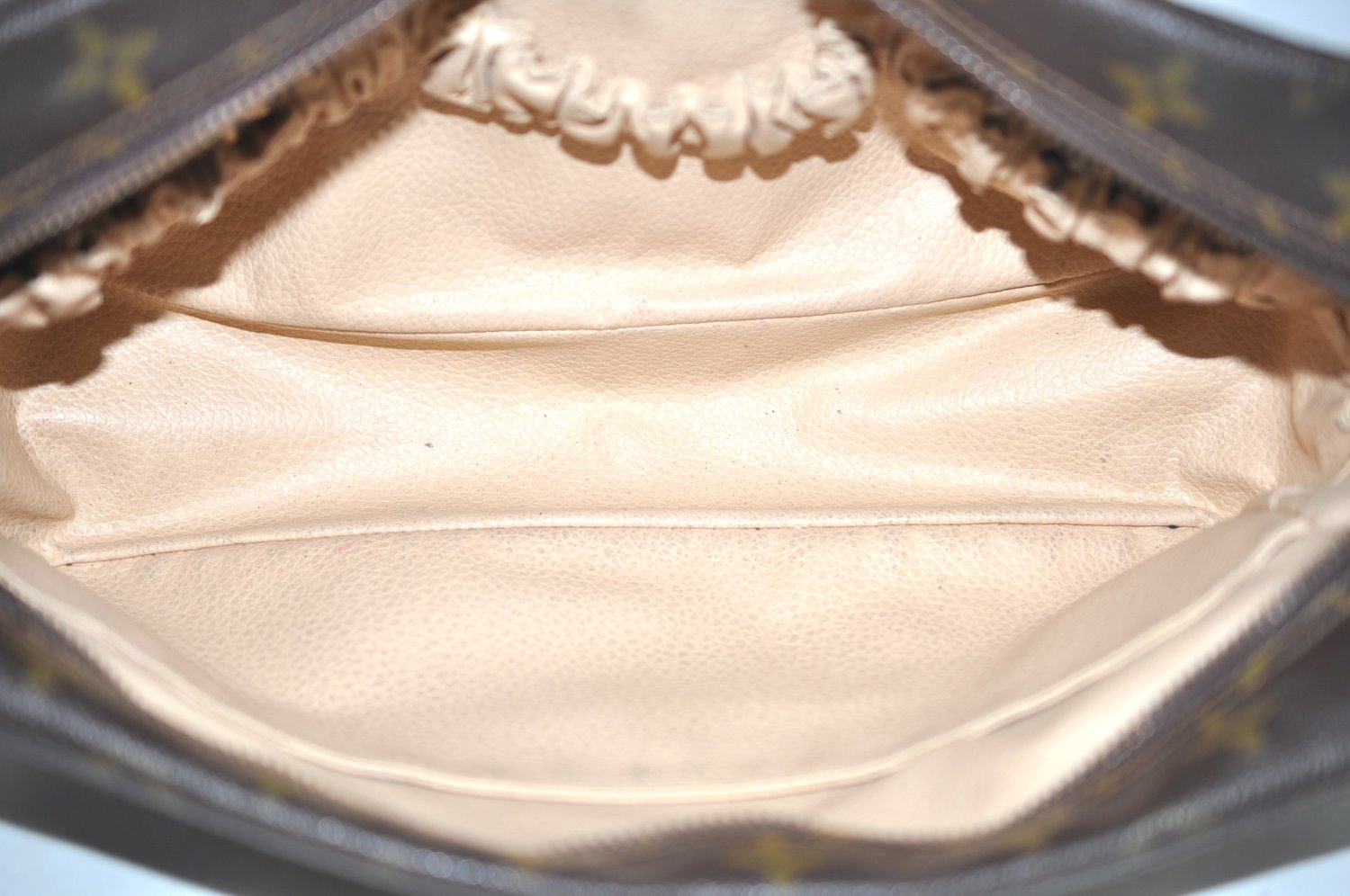 Auth Louis Vuitton Monogram Trousse Toilette 28 Clutch Hand Bag M47522 LV K5703