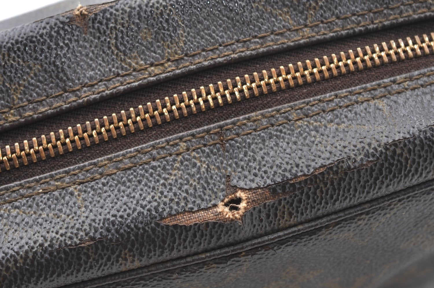 Auth Louis Vuitton Monogram Trousse Toilette 28 Clutch Hand Bag M47522 LV K6357