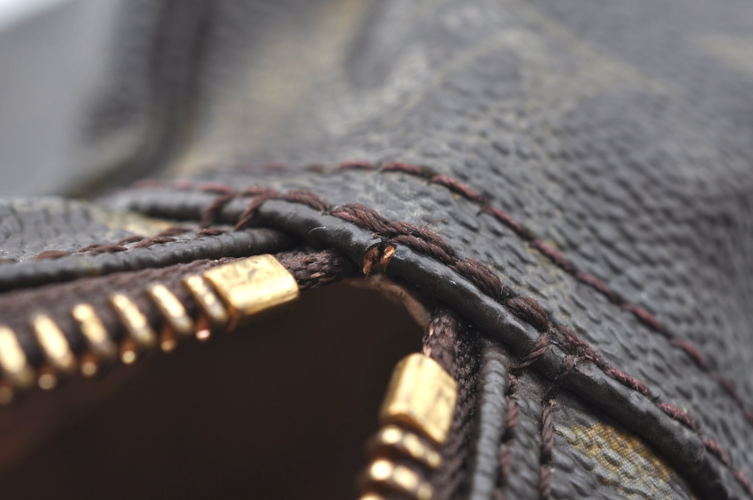 Auth Louis Vuitton Monogram Trousse Toilette 28 Clutch Hand Bag M47522 LV K6684