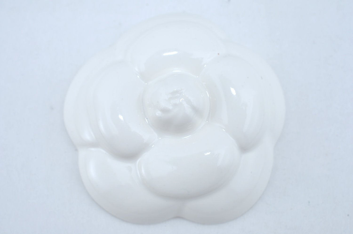 Authentic CHANEL Camellia Paper Weight Ceramic White CC Box K7370