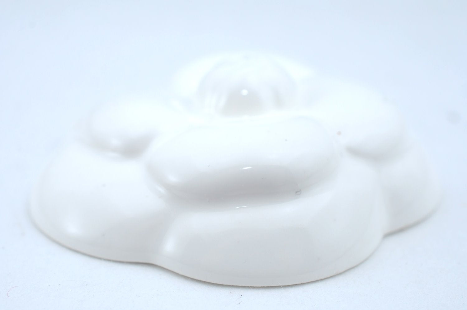 Authentic CHANEL Camellia Paper Weight Ceramic White CC Box K7370