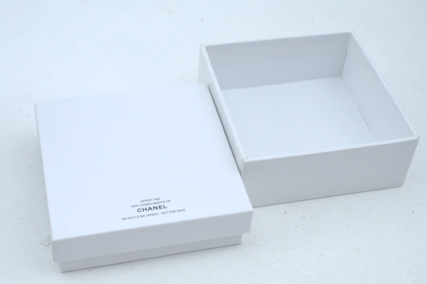 Authentic CHANEL Camellia Paper Weight Ceramic White CC Box K7370