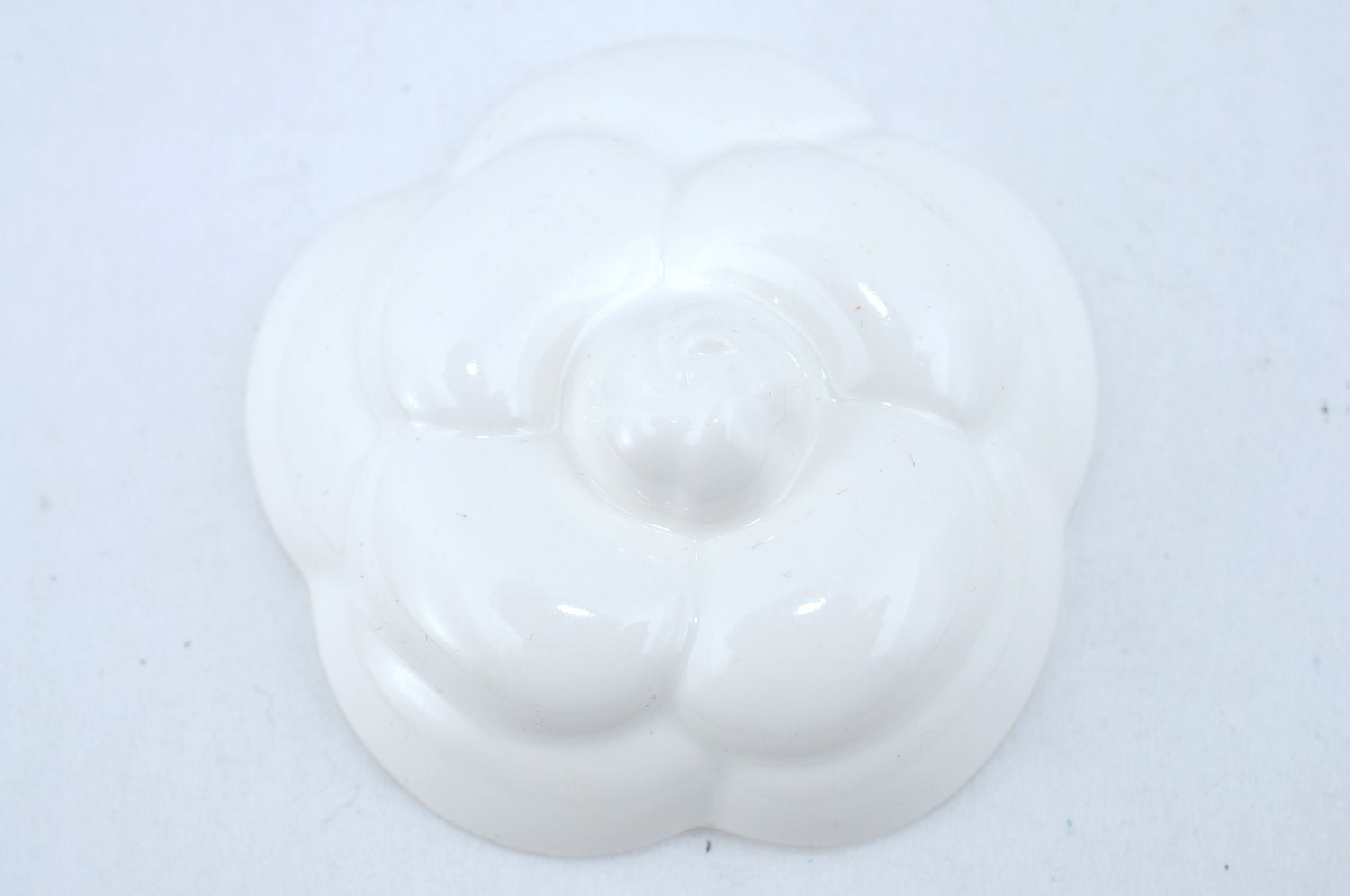 Authentic CHANEL Camellia Paper Weight Ceramic White CC Box K7371