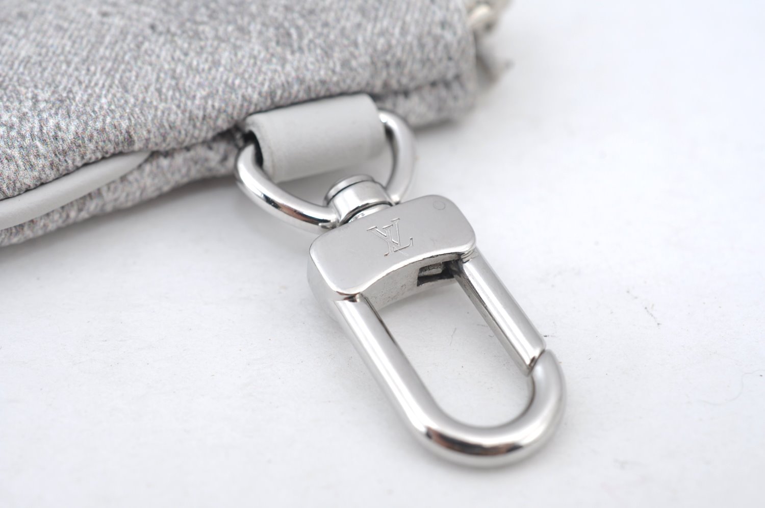 Authentic Louis Vuitton Damier Salt Trio Messenger Pouch Purse Gray LV K7396