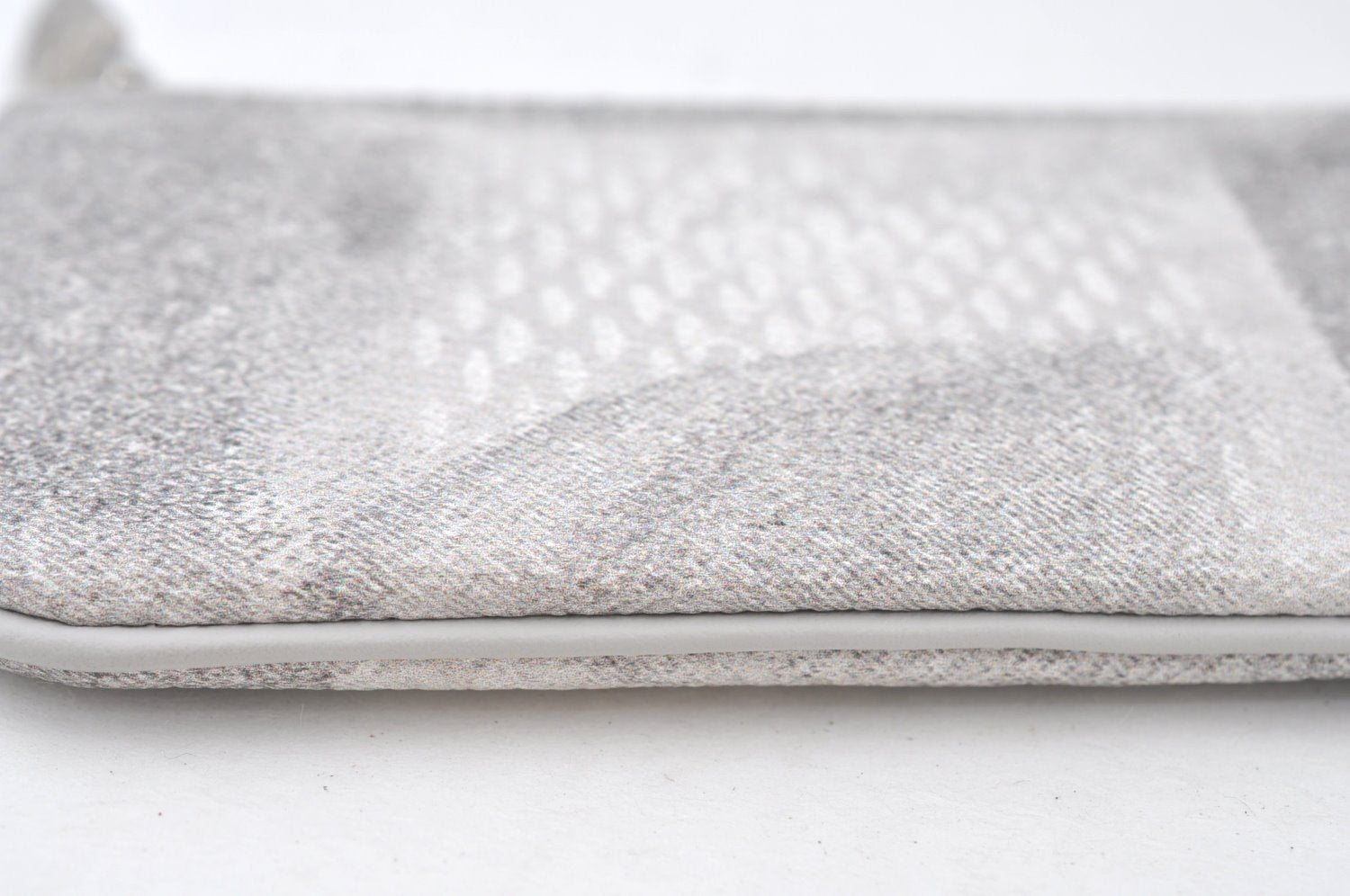 Authentic Louis Vuitton Damier Salt Trio Messenger Pouch Purse Gray LV K7396