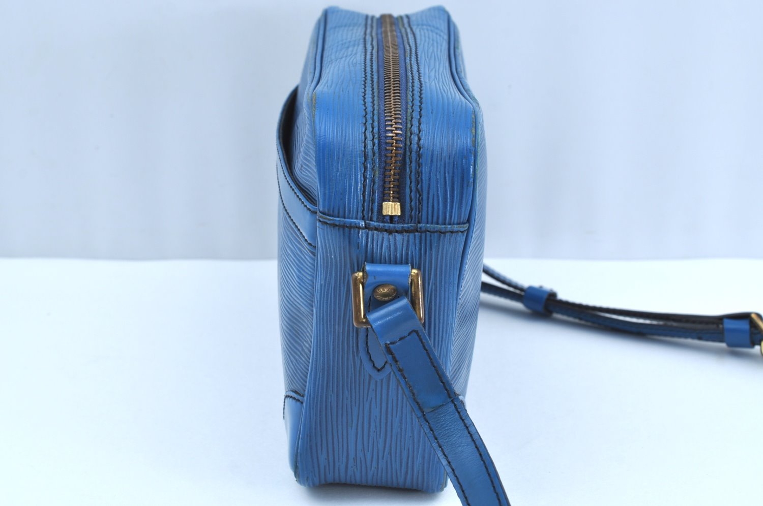 Authentic Louis Vuitton Epi Trocadero 24 Blue Shoulder Bag LV K7802