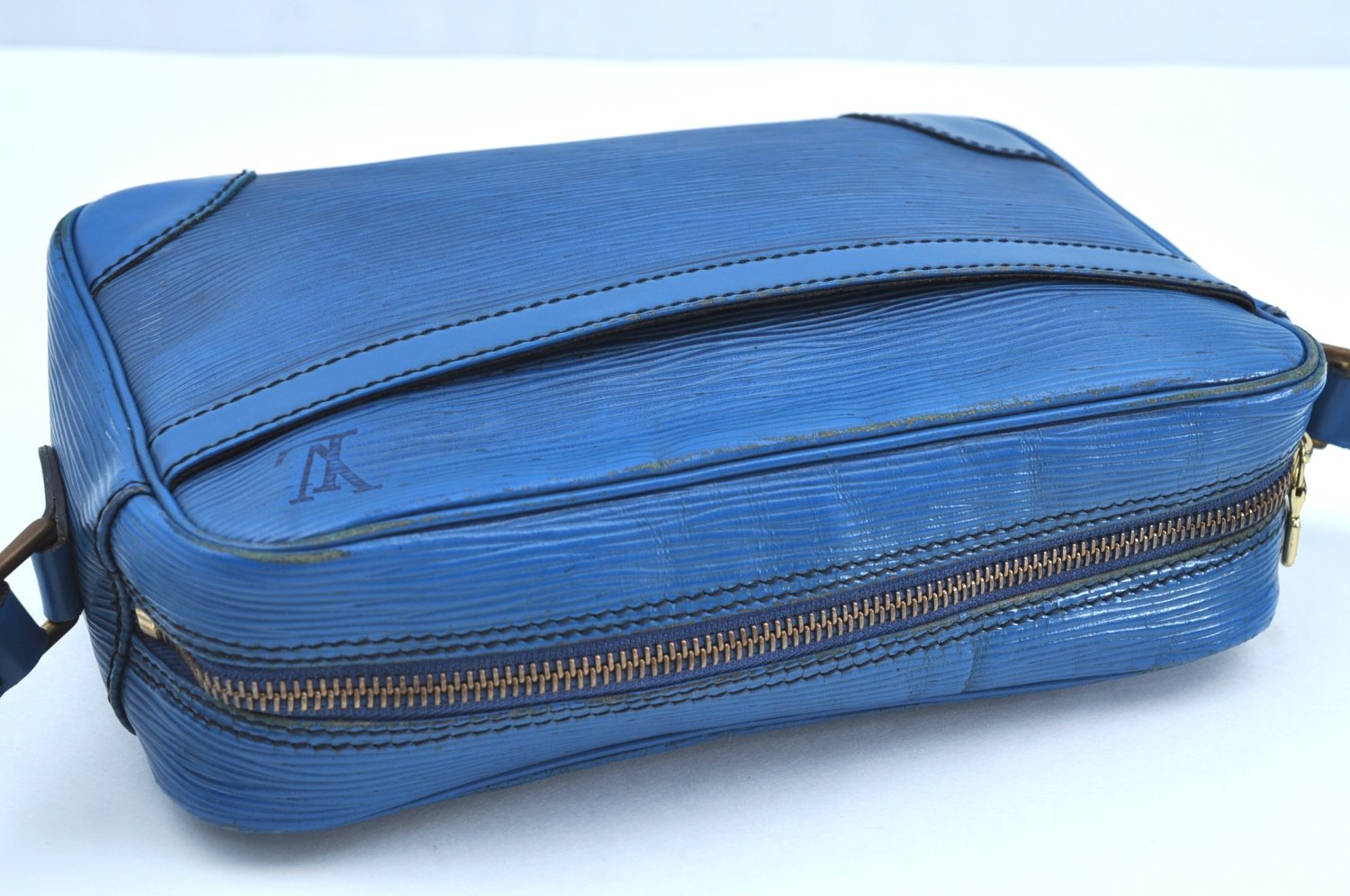 Authentic Louis Vuitton Epi Trocadero 24 Blue Shoulder Bag LV K7802