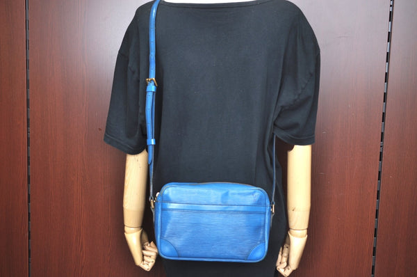 Authentic Louis Vuitton Epi Trocadero 24 Blue Shoulder Bag LV K7802
