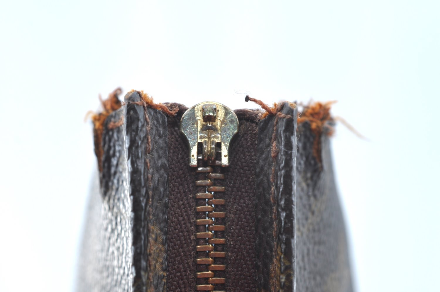 Auth Louis Vuitton Monogram Poche Toilette 26 Pouch Old Model LV Junk K8161