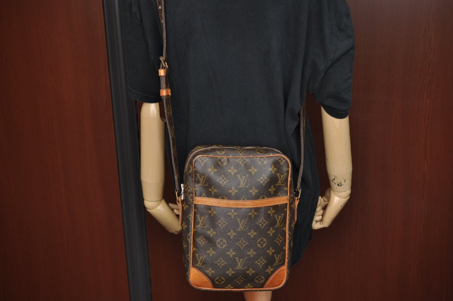 Authentic Louis Vuitton Monogram Danube MM Shoulder Cross Bag M45264 LV K8362