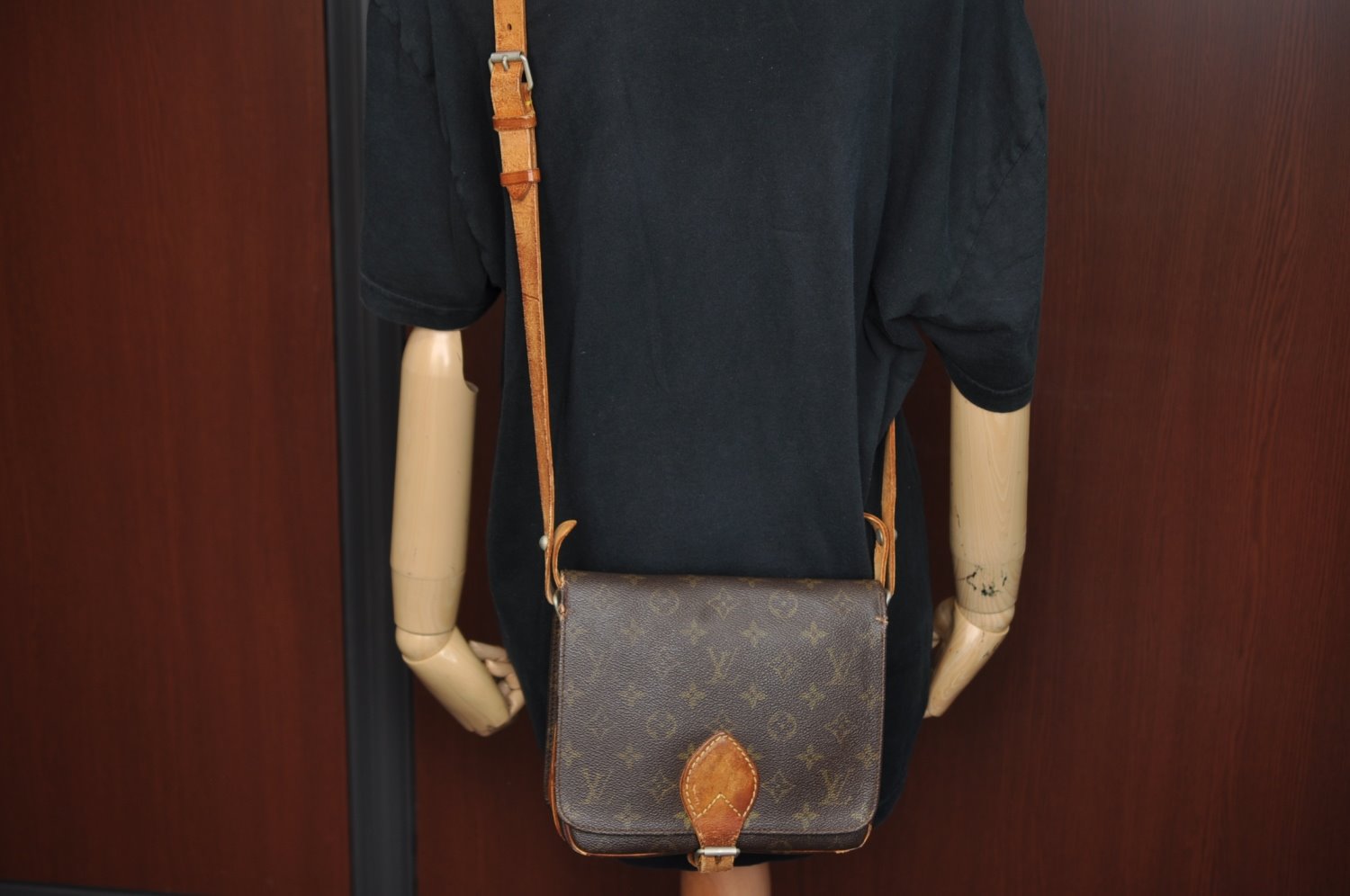 Authentic Louis Vuitton Monogram Cartouchiere MM Shoulder Bag Old Model K8386