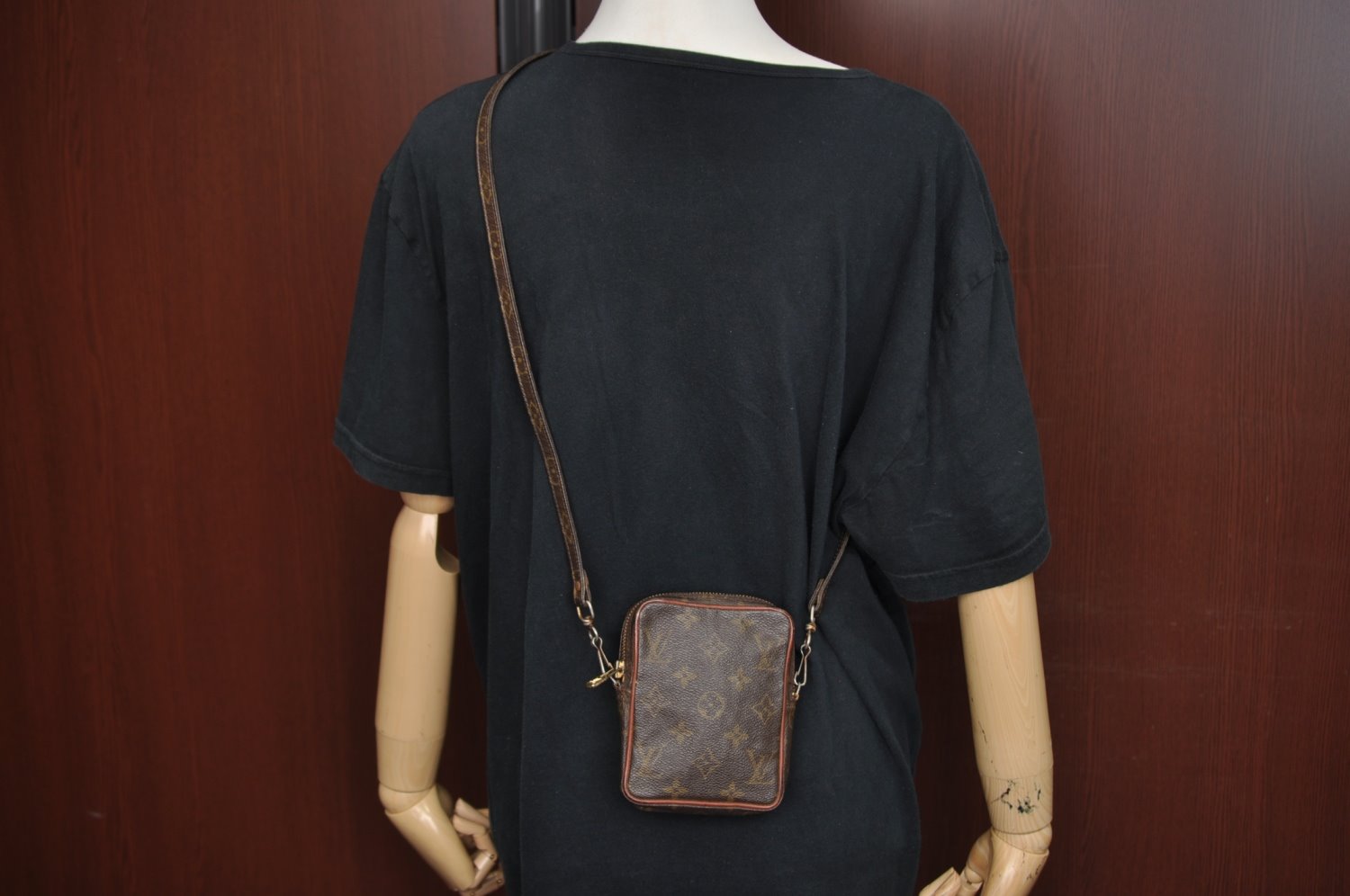 Auth Louis Vuitton Monogram Mini Poche Danube Shoulder Cross Bag Old Model K8471