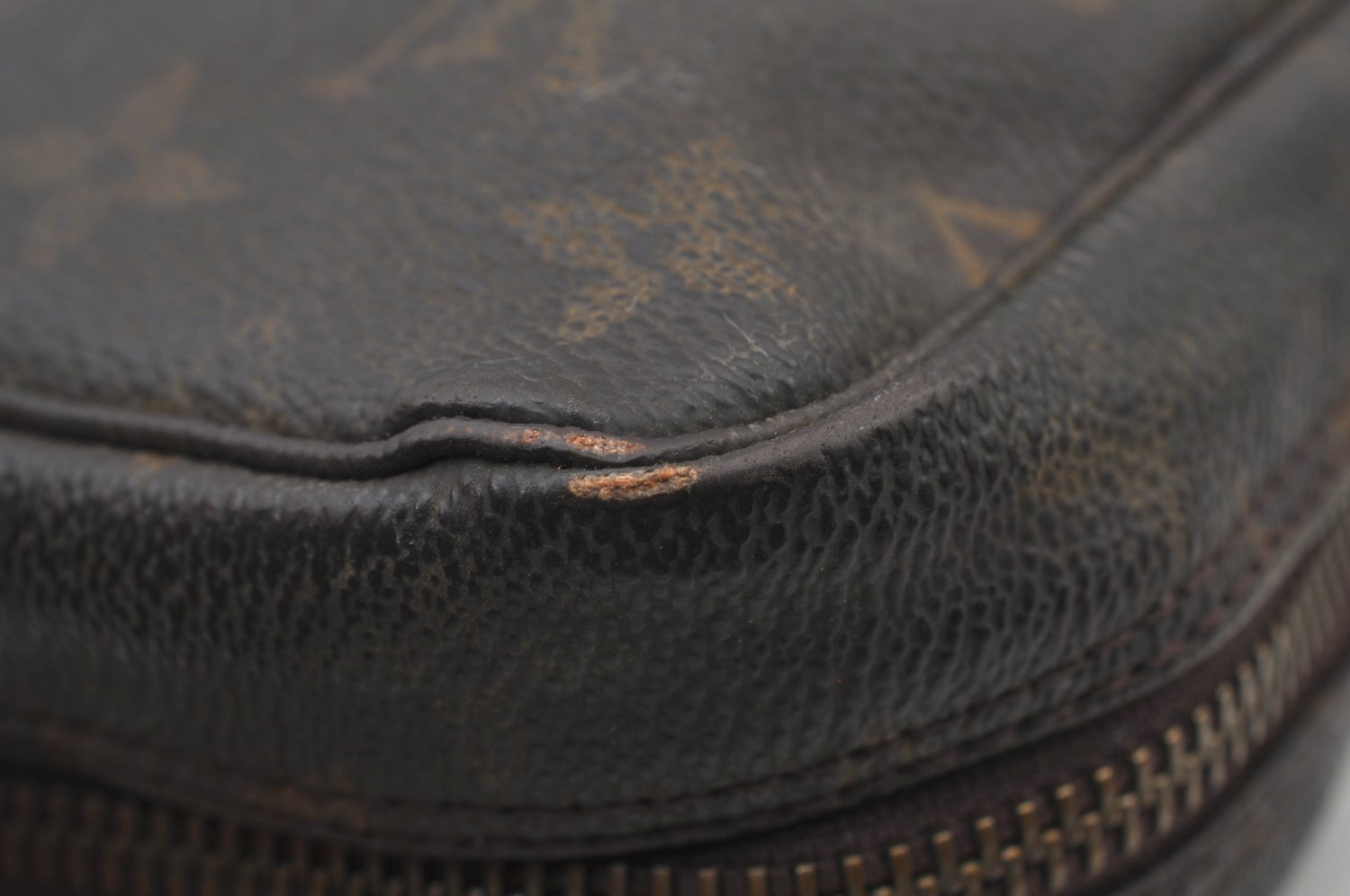 Auth Louis Vuitton Monogram Trousse Toilette 23 Clutch Hand Bag M47524 LV K8596