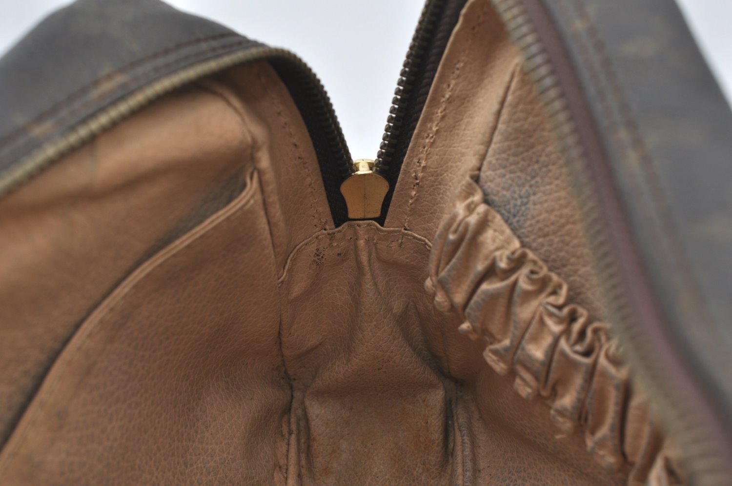 Auth Louis Vuitton Monogram Trousse Toilette 23 Clutch Hand Bag M47524 LV K8596