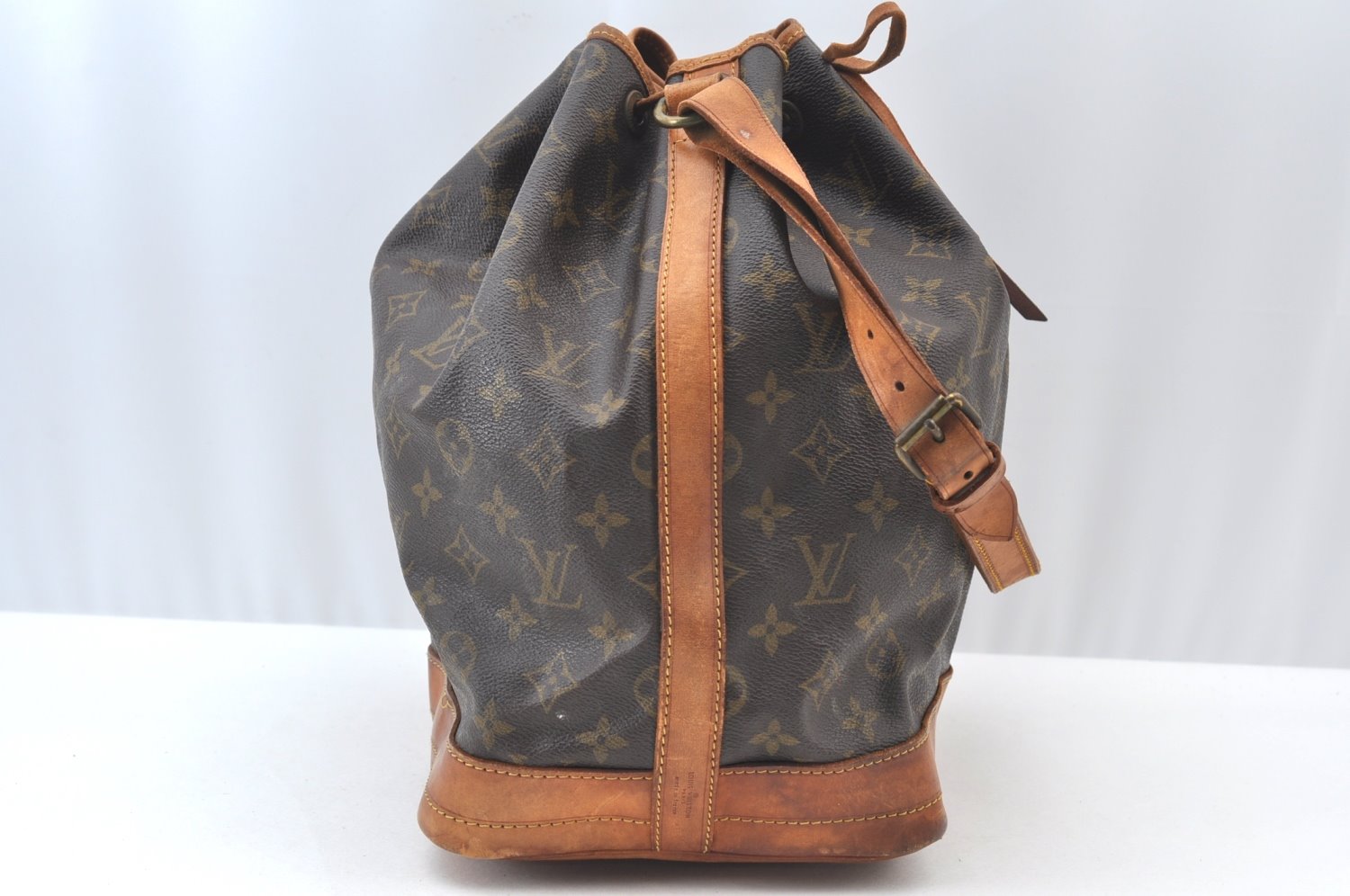 Authentic Louis Vuitton Monogram Noe Shoulder Drawstring Bag M42224 LV K8629