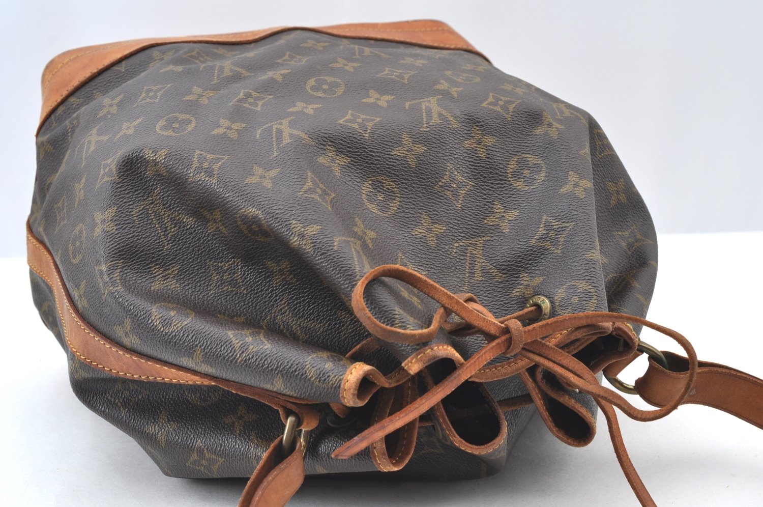 Authentic Louis Vuitton Monogram Noe Shoulder Drawstring Bag M42224 LV K8629
