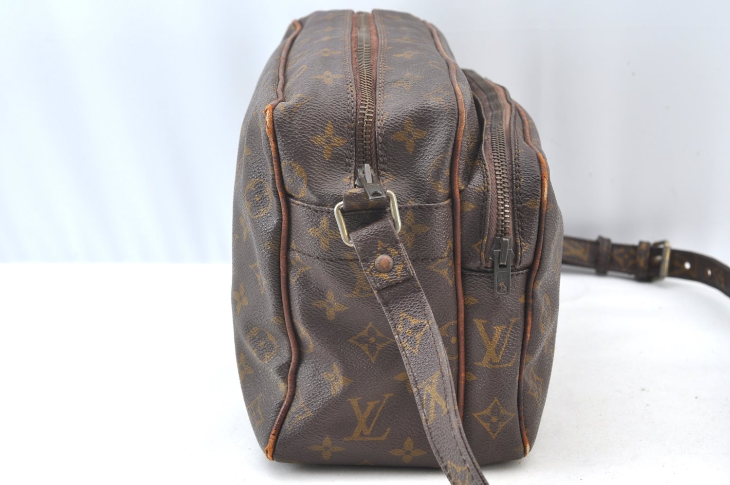 Authentic Louis Vuitton Monogram Nile Shoulder Cross Body Bag Old Model LV K8666
