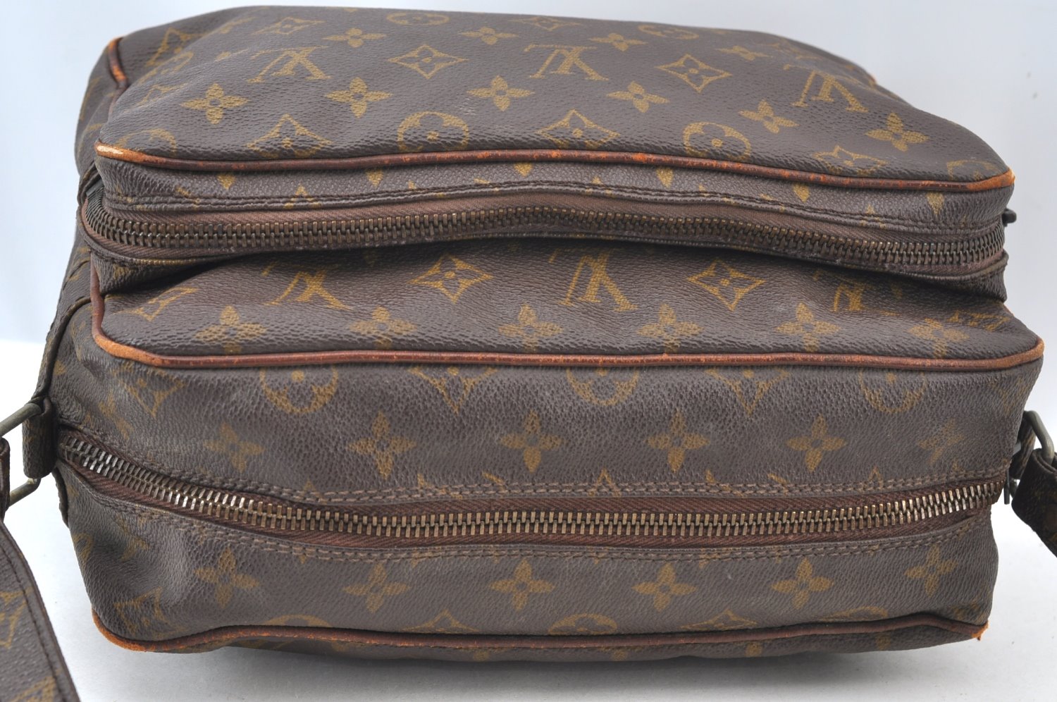 Authentic Louis Vuitton Monogram Nile Shoulder Cross Body Bag Old Model LV K8666