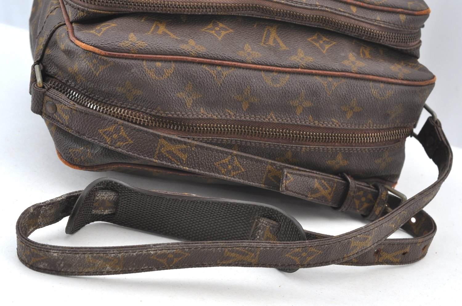 Authentic Louis Vuitton Monogram Nile Shoulder Cross Body Bag Old Model LV K8666