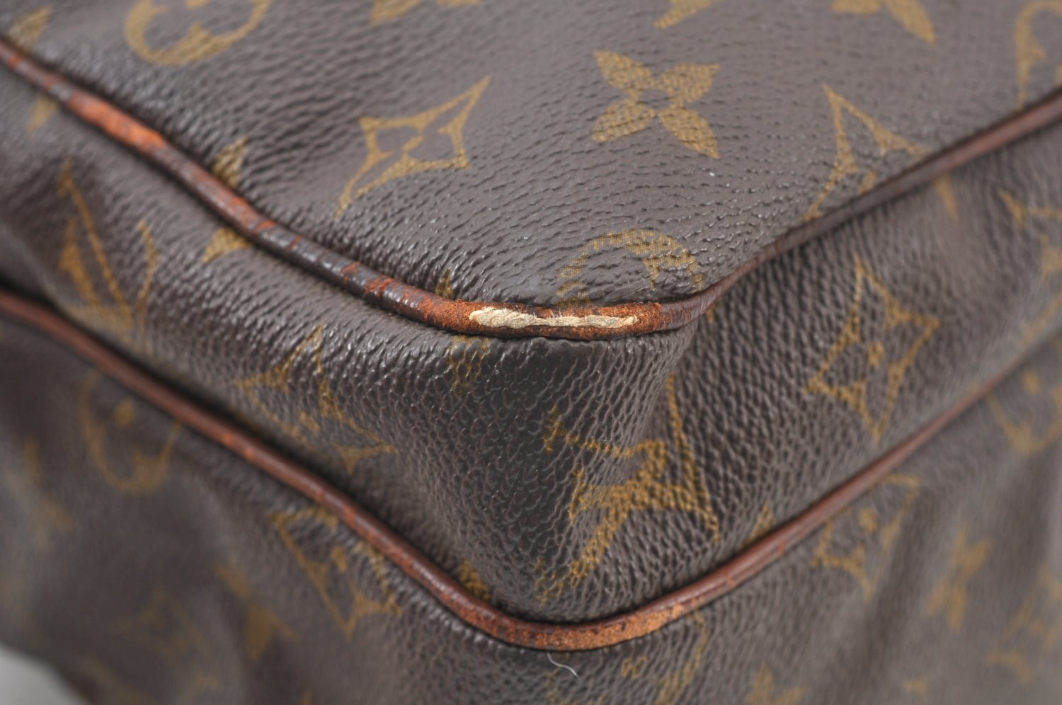 Authentic Louis Vuitton Monogram Nile Shoulder Cross Body Bag Old Model LV K8666