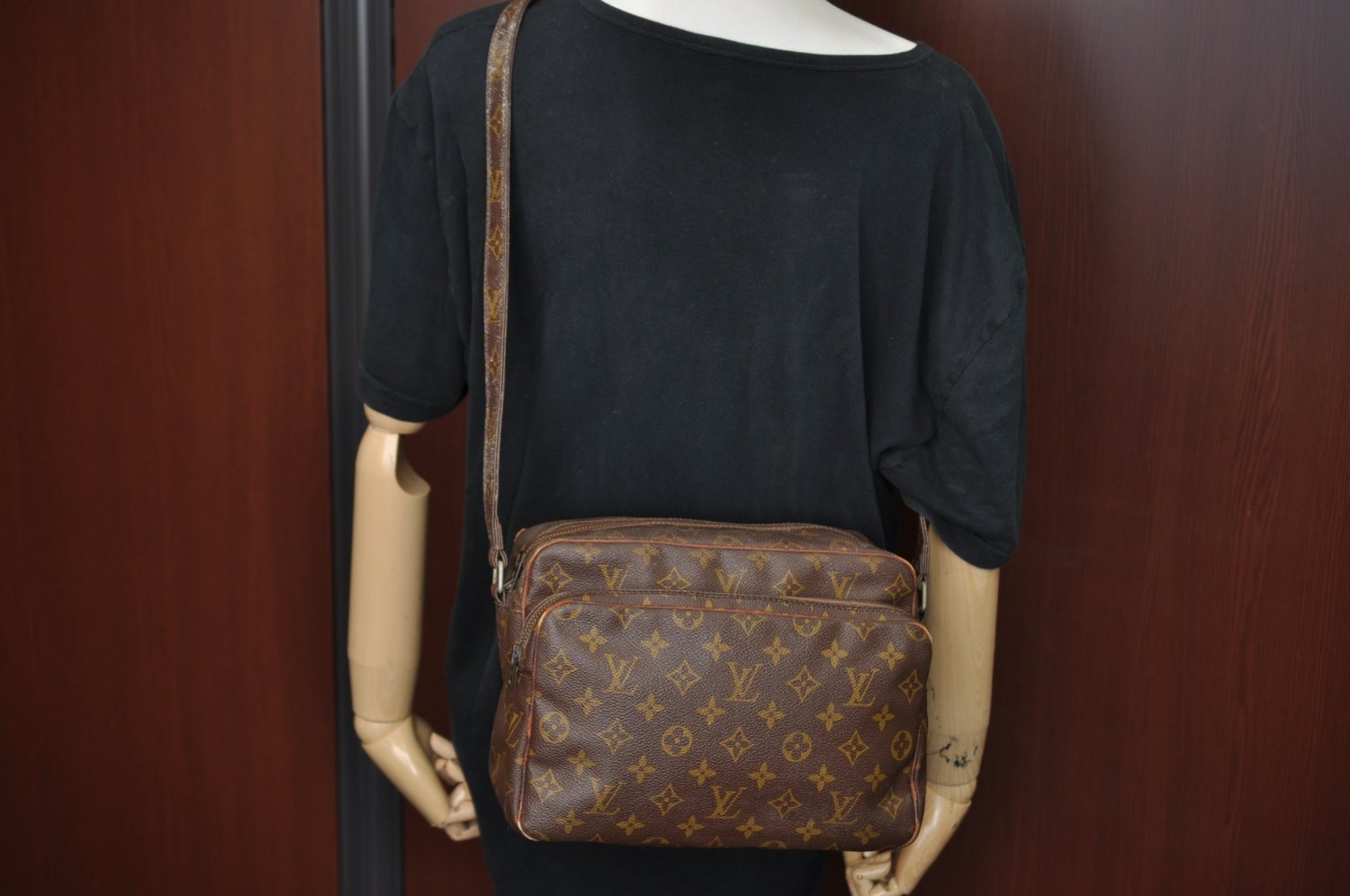 Authentic Louis Vuitton Monogram Nile Shoulder Cross Body Bag Old Model LV K8666