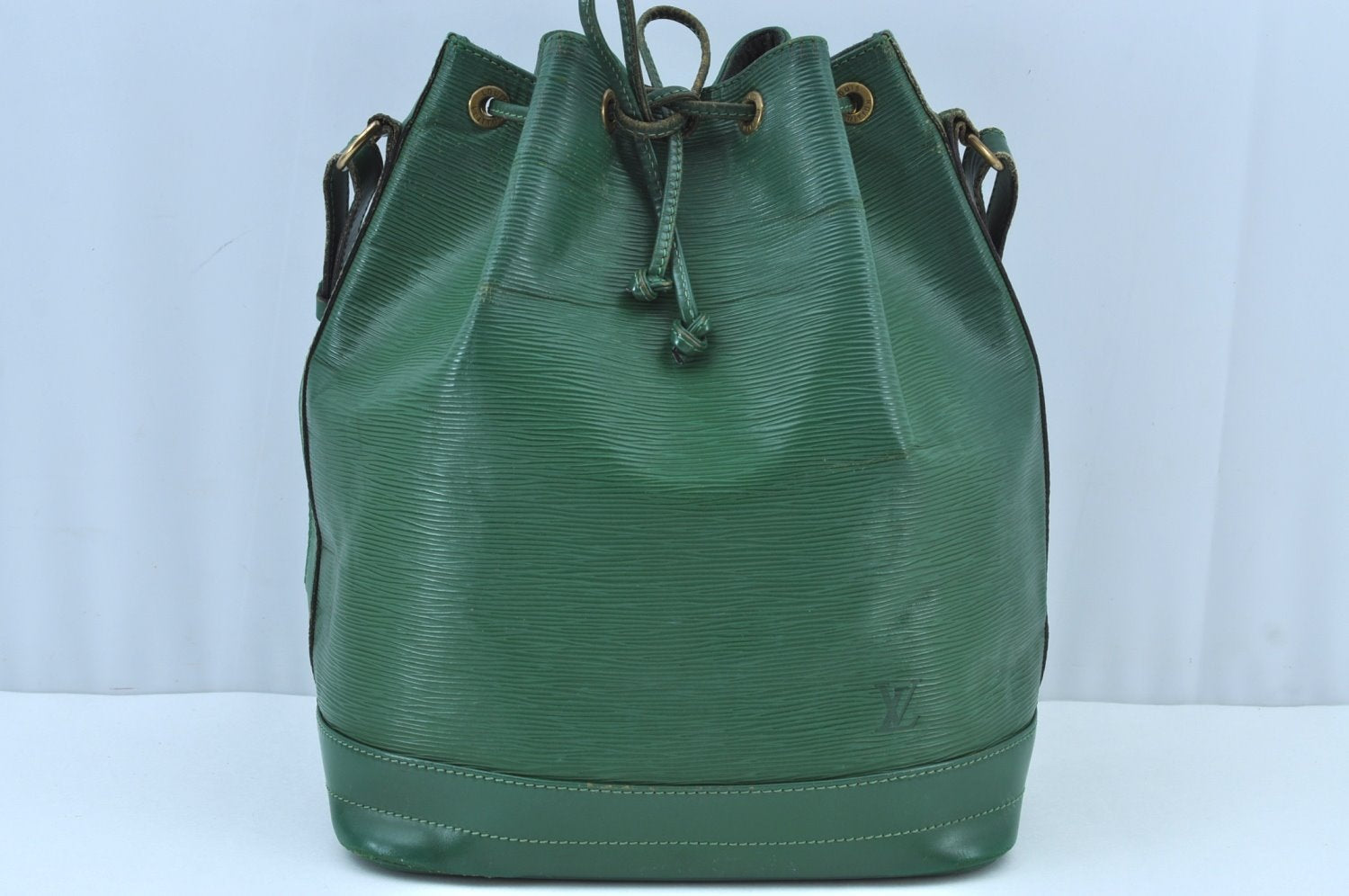 Authentic Louis Vuitton Epi Noe Shoulder Drawstring Bag Green M44004 LV K8734