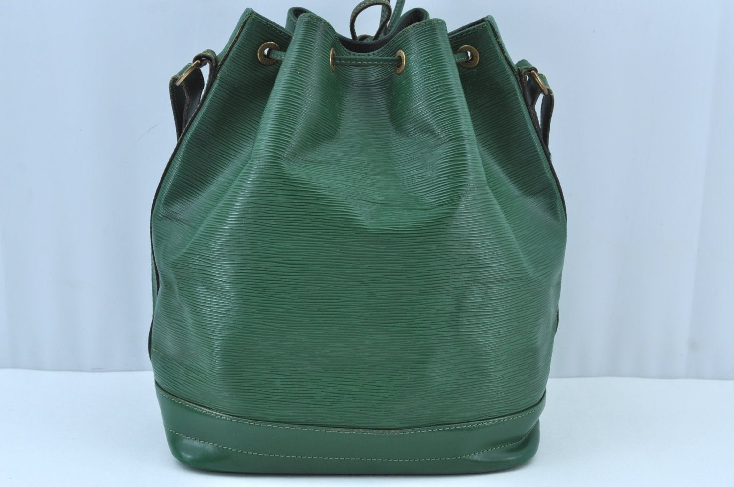 Authentic Louis Vuitton Epi Noe Shoulder Drawstring Bag Green M44004 LV K8734