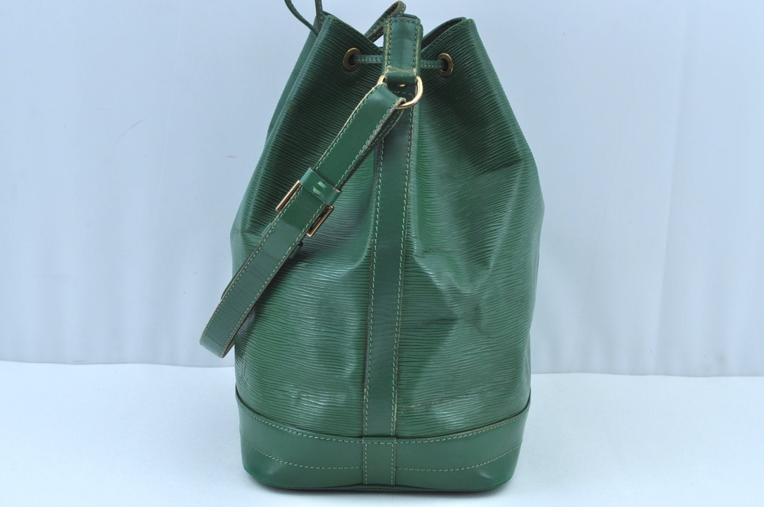 Authentic Louis Vuitton Epi Noe Shoulder Drawstring Bag Green M44004 LV K8734