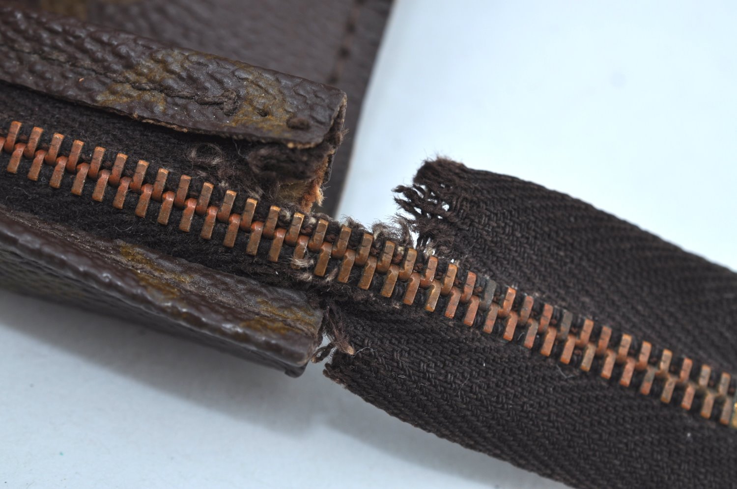 Auth Louis Vuitton Monogram Poche Toilette 26 Cosmetics Pouch Old Model LV K8829