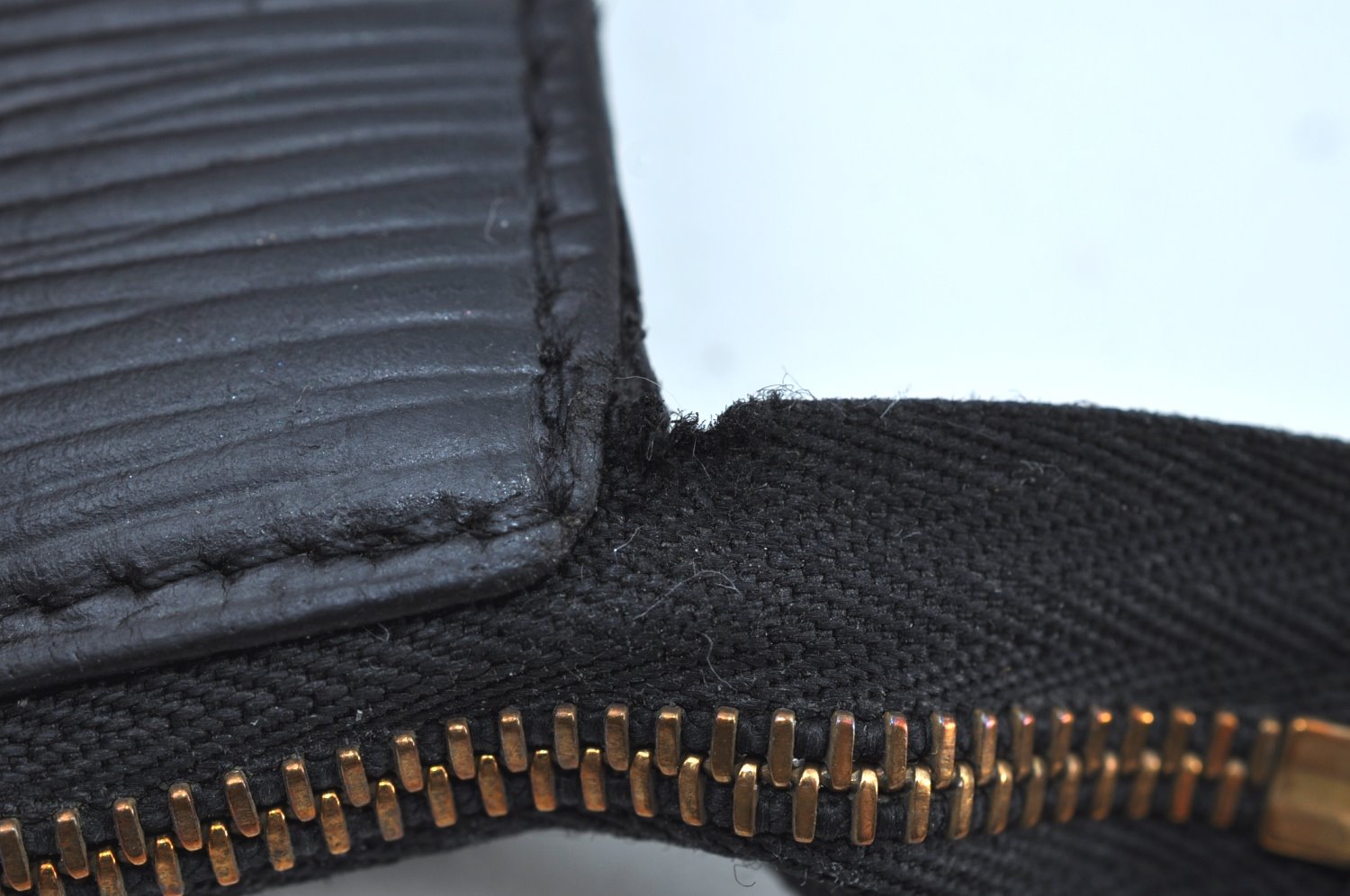 Authentic Louis Vuitton Epi Pochette Accessoires Pouch Black M52952 LV K9036