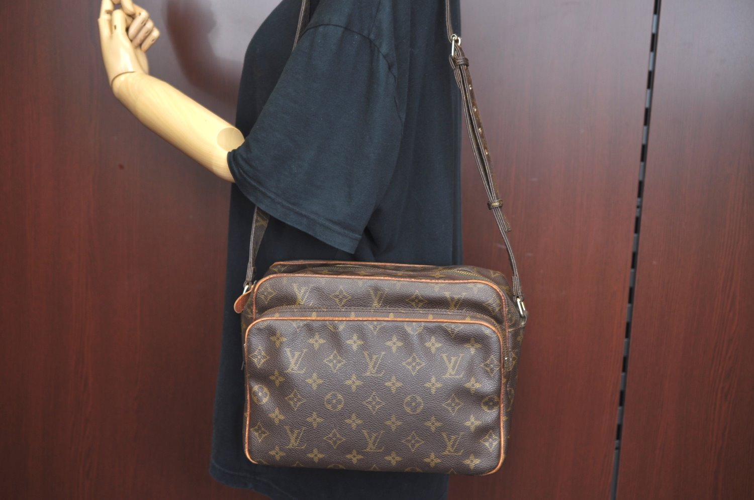 Authentic Louis Vuitton Monogram Nile Shoulder Cross Body Bag Old Model LV K9038