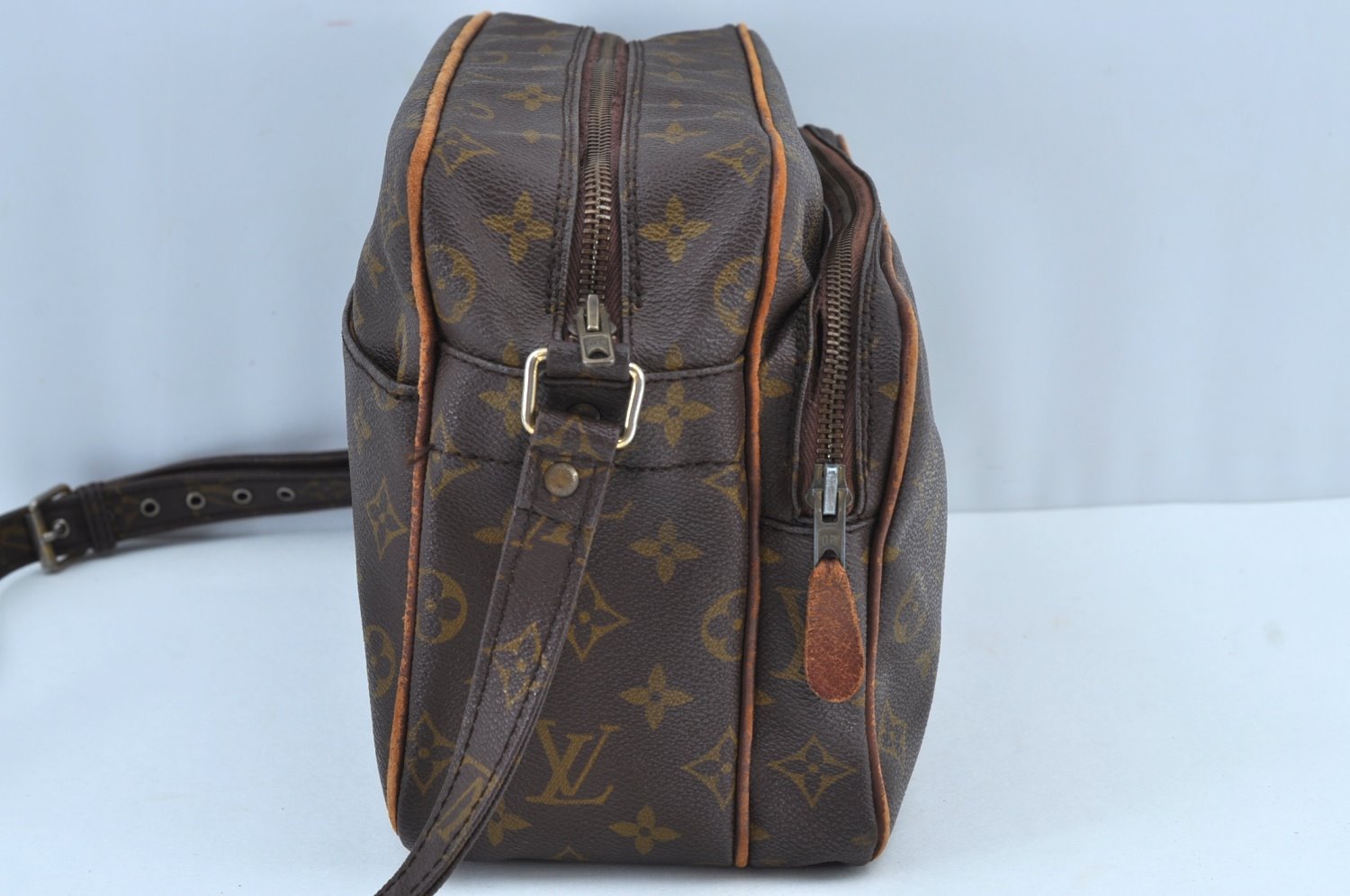 Authentic Louis Vuitton Monogram Nile Shoulder Cross Body Bag Old Model LV K9209