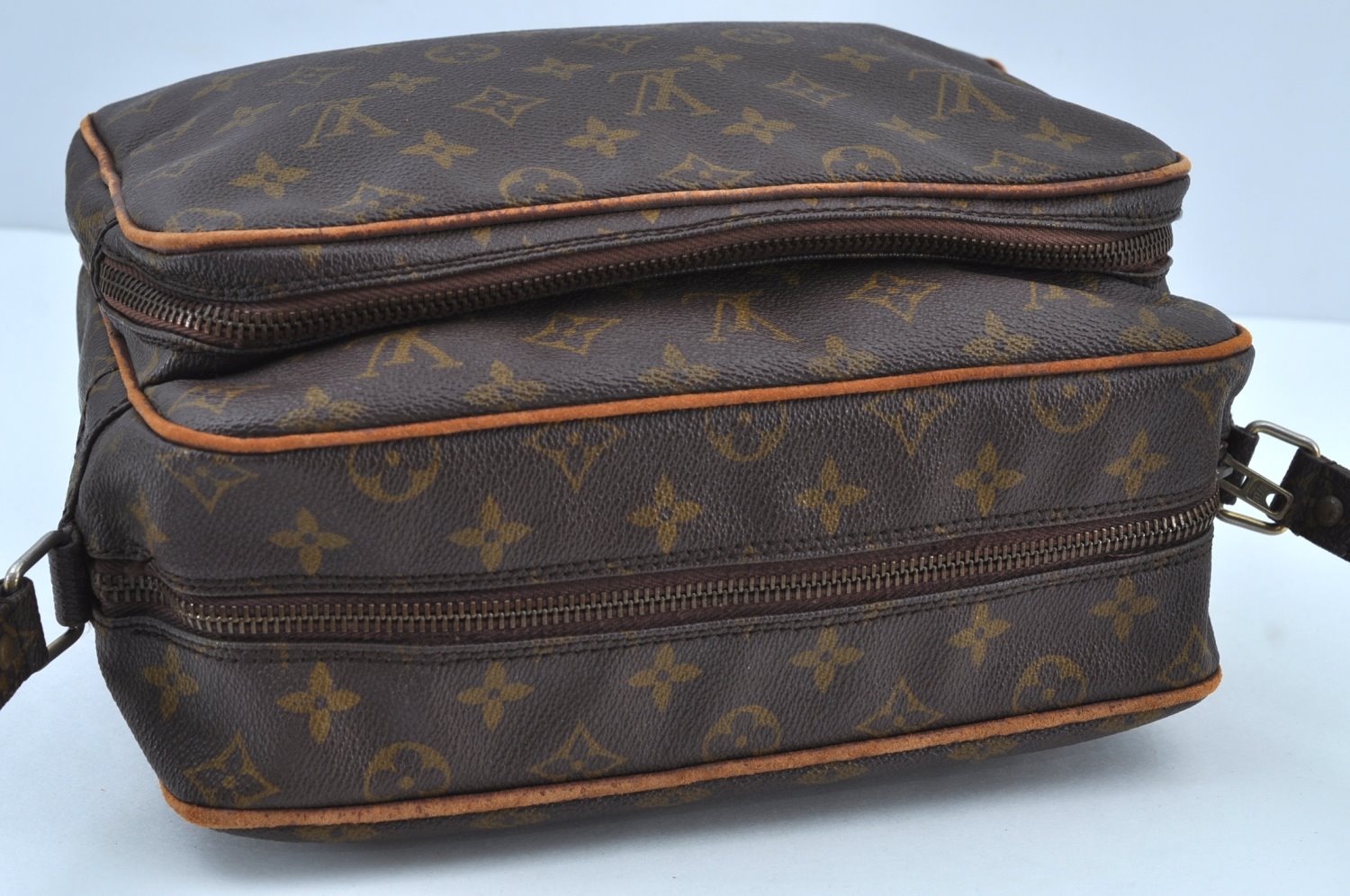 Authentic Louis Vuitton Monogram Nile Shoulder Cross Body Bag Old Model LV K9209