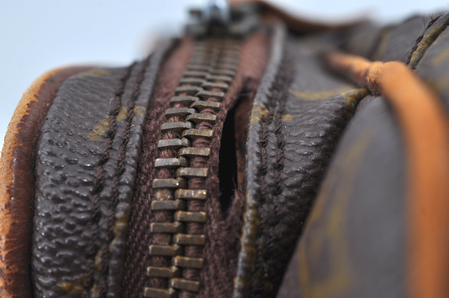 Authentic Louis Vuitton Monogram Nile Shoulder Cross Body Bag Old Model LV K9209