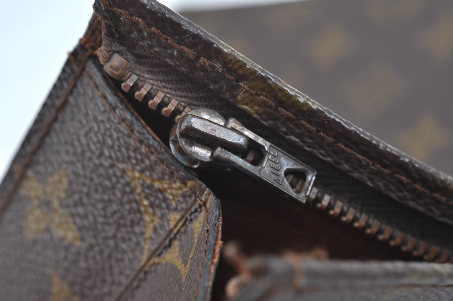 Auth Louis Vuitton Monogram Poche Toilette Cosmetics Pouch Old Model Junk K9320