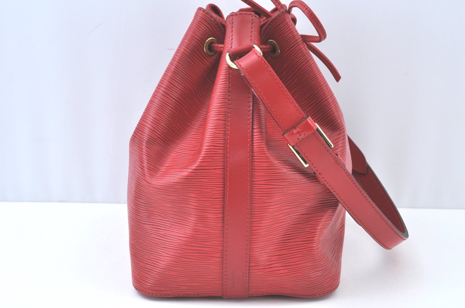 Authentic Louis Vuitton Epi Petit Noe Shoulder Drawstring Bag M44107 Red K9678