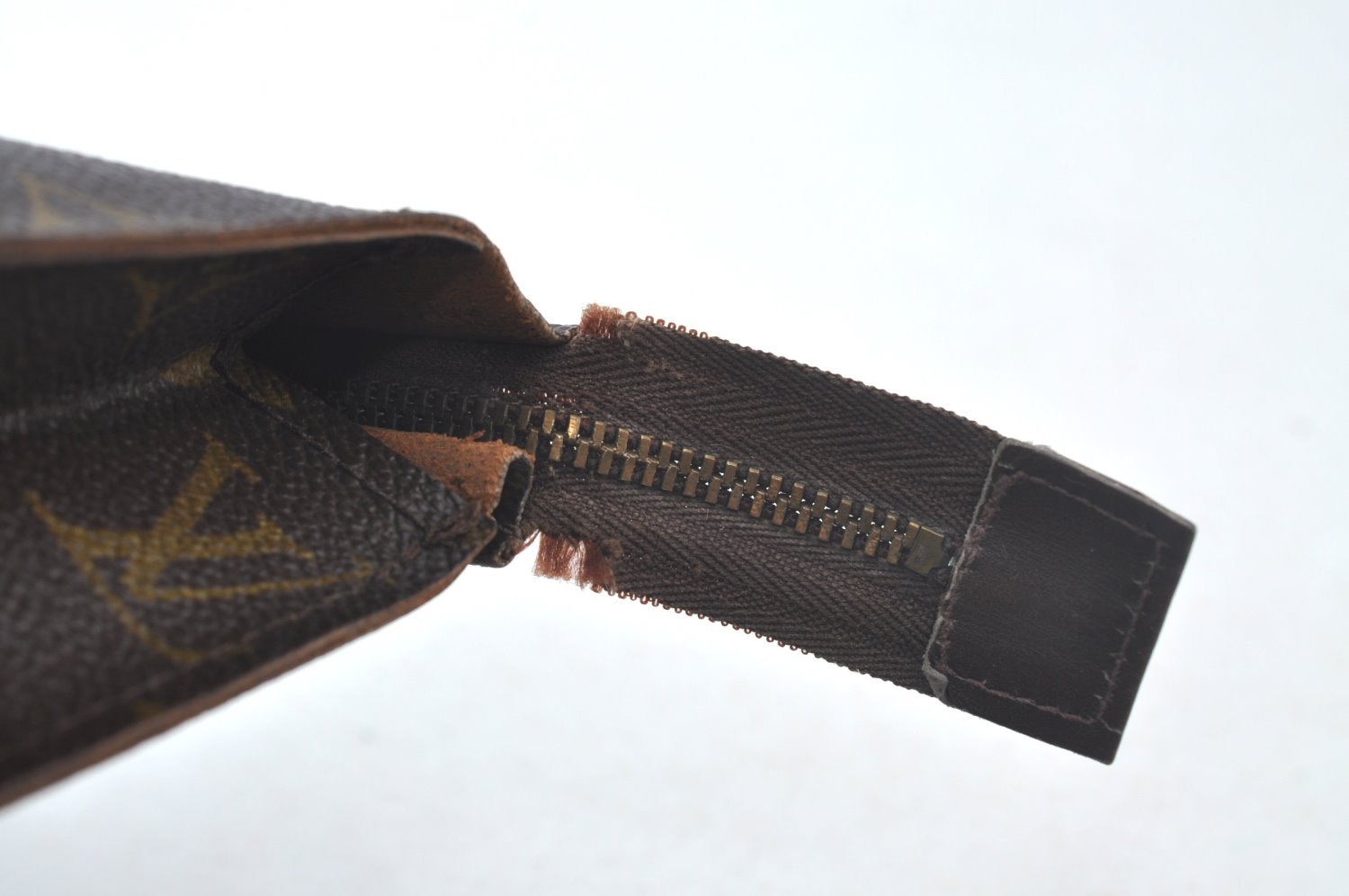 Auth Louis Vuitton Monogram Poche Toilette 26 Cosmetics Pouch Old Model LV K9730