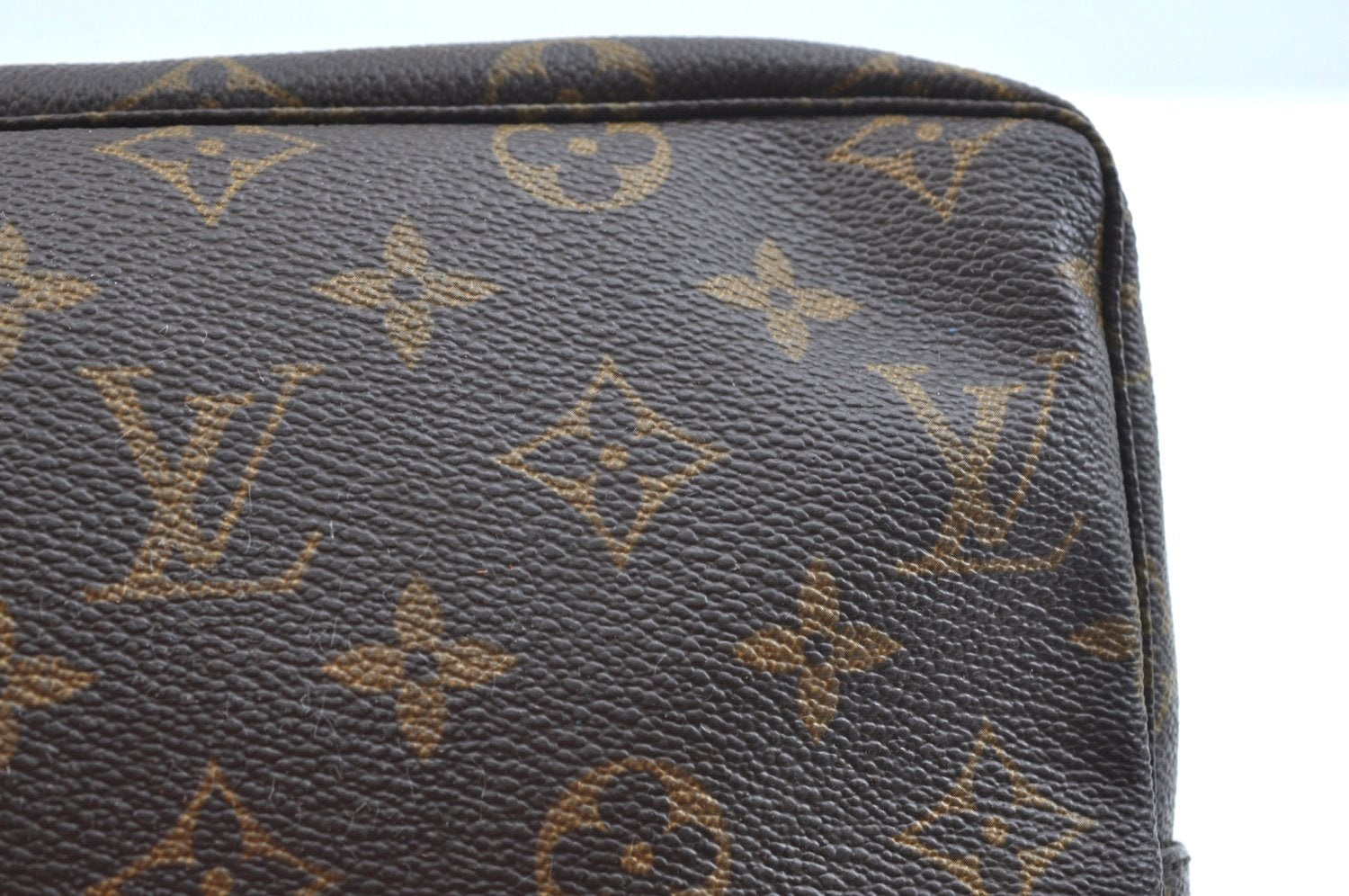 Auth Louis Vuitton Monogram Trousse Toilette 28 Clutch Hand Bag M47522 LV K9741