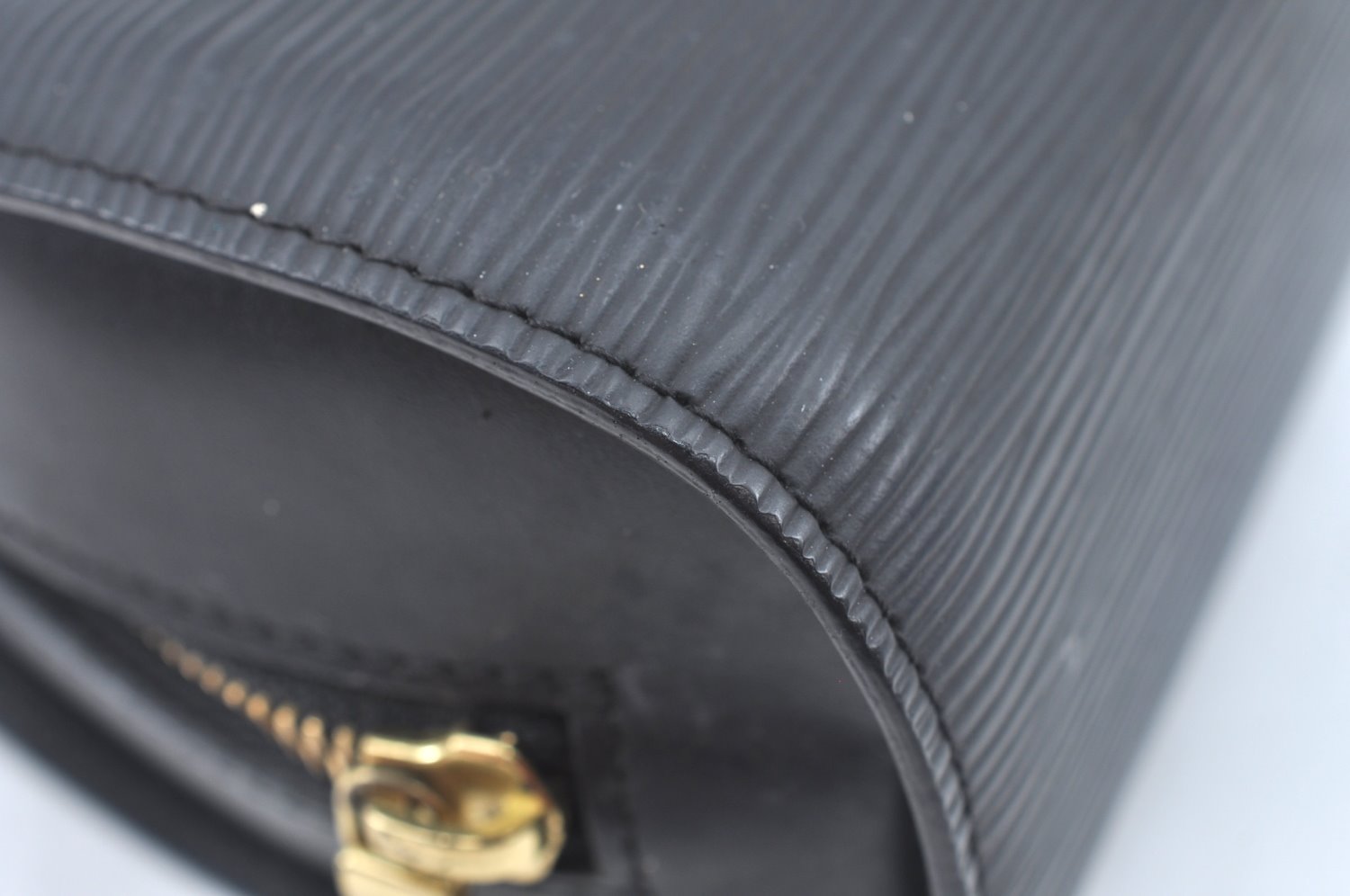 Authentic Louis Vuitton Epi Dauphine MM Pouch Clutch Bag Black M48452 LV K9870