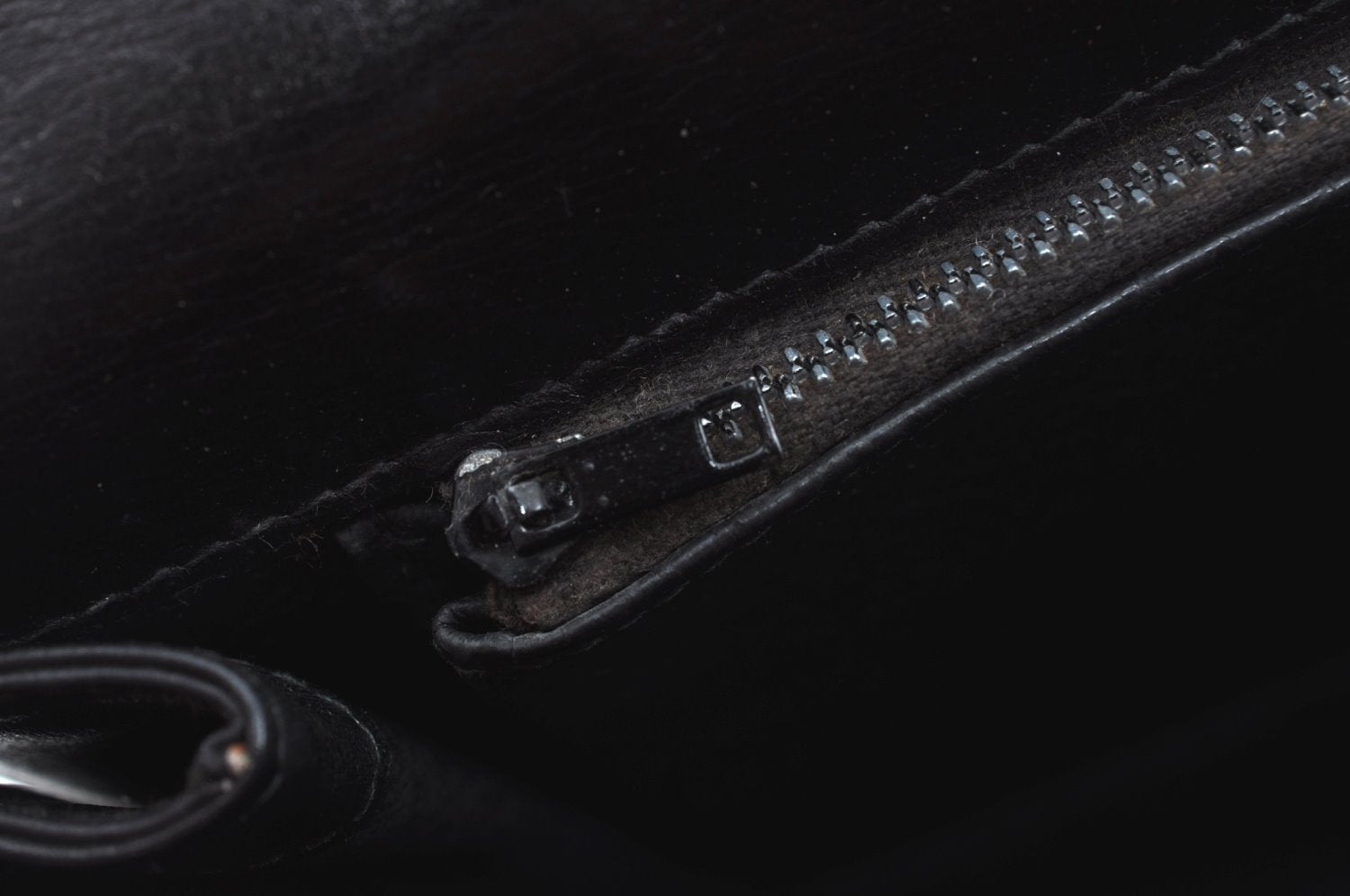 Authentic GUCCI Shoulder Cross Body Bag Purse Leather Black K9900