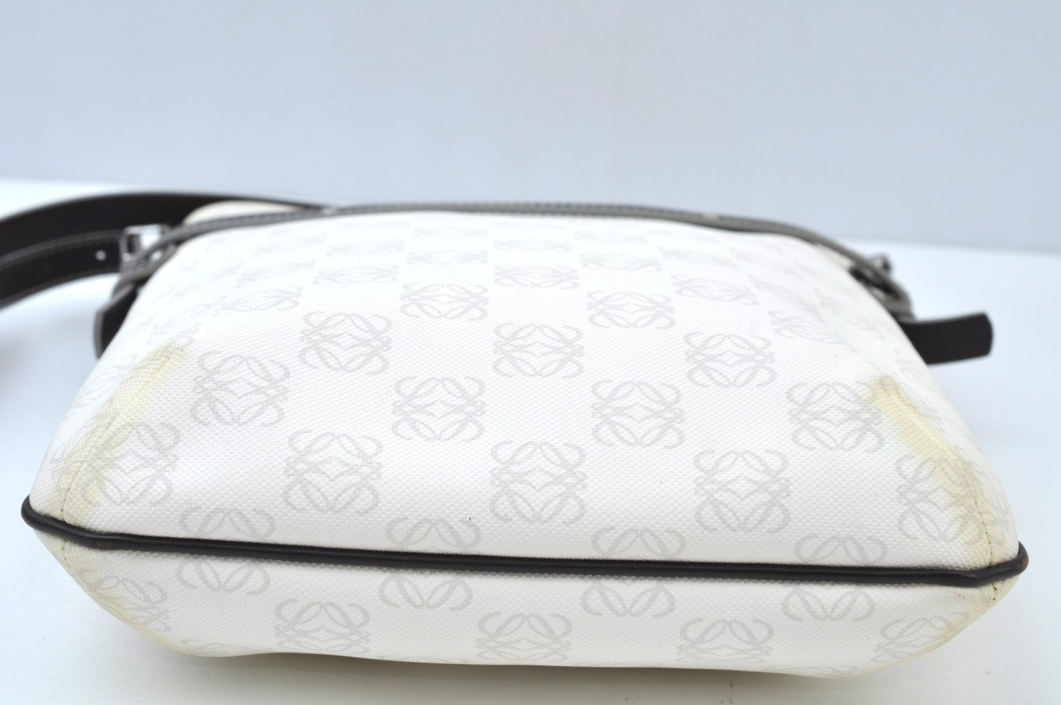 Authentic LOEWE Anagram Shoulder Cross Body Bag Purse PVC Leather White K9906