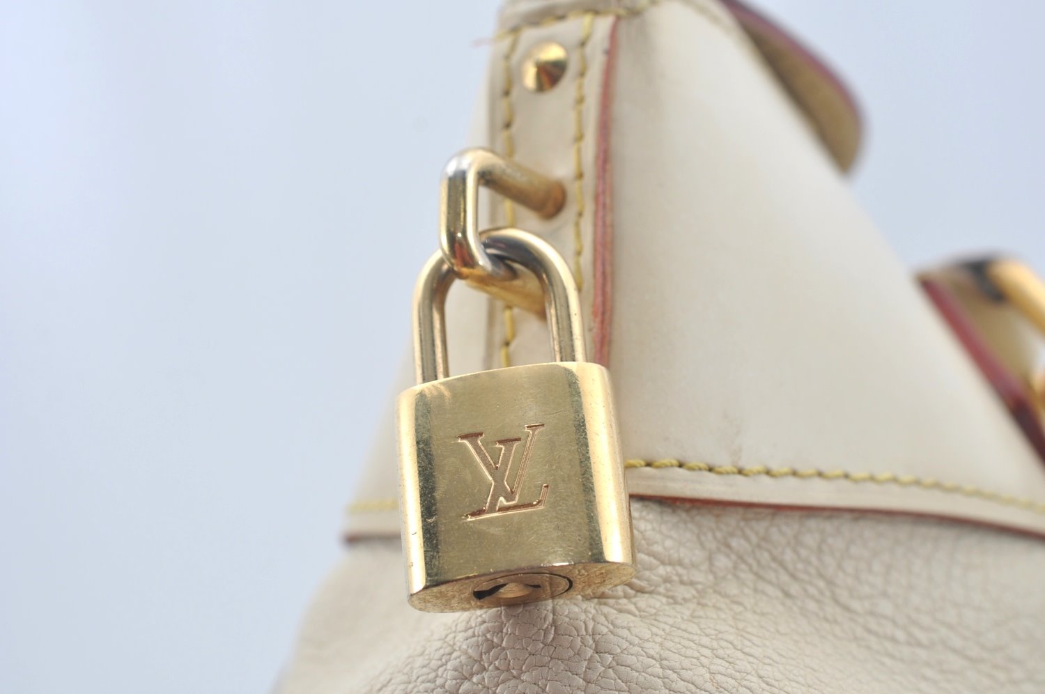 Authentic Louis Vuitton Suhali Lockit PM Hand Bag White M91887 LV L0040