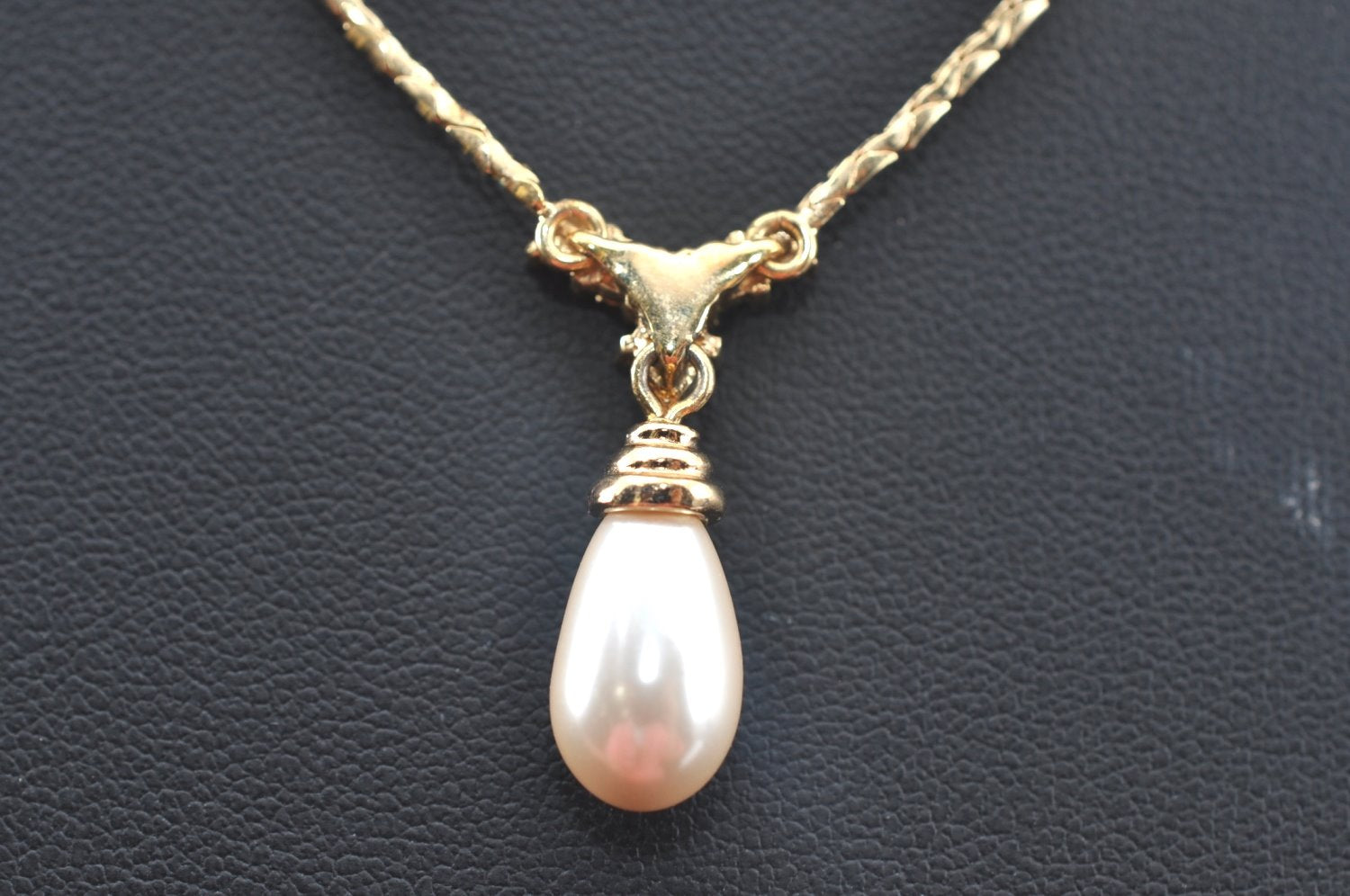 Authentic Christian Dior Gold Tone Chain Pendant Imitation Pearl Necklace  L0079