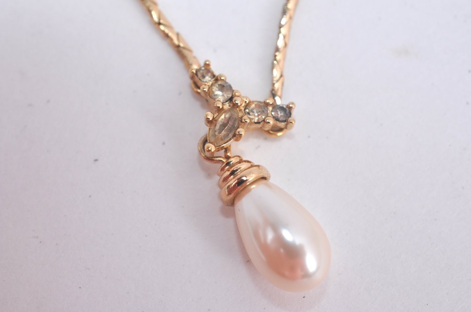 Authentic Christian Dior Gold Tone Chain Pendant Imitation Pearl Necklace  L0079