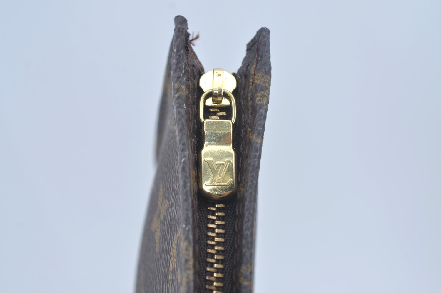 Authentic Louis Vuitton Monogram Pouch For Bucket GM LV L0237